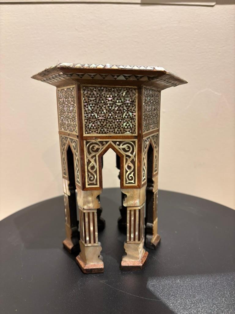 Hexágono marroquí con incrustaciones de nácar, Modelo en miniatura, Siglo XIX en venta 11