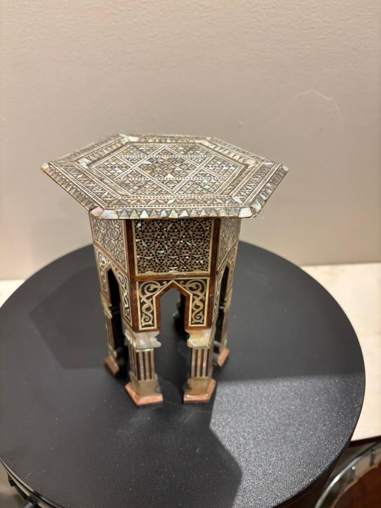 Modelo en miniatura de mosaico con incrustaciones de nácar de una mesa hexagonal, Marruecos, finales del siglo XIX. Esta dulce mesita está bellamente incrustada con nácar en varias tonalidades de colores iridiscentes. Fabricado como modelo para los