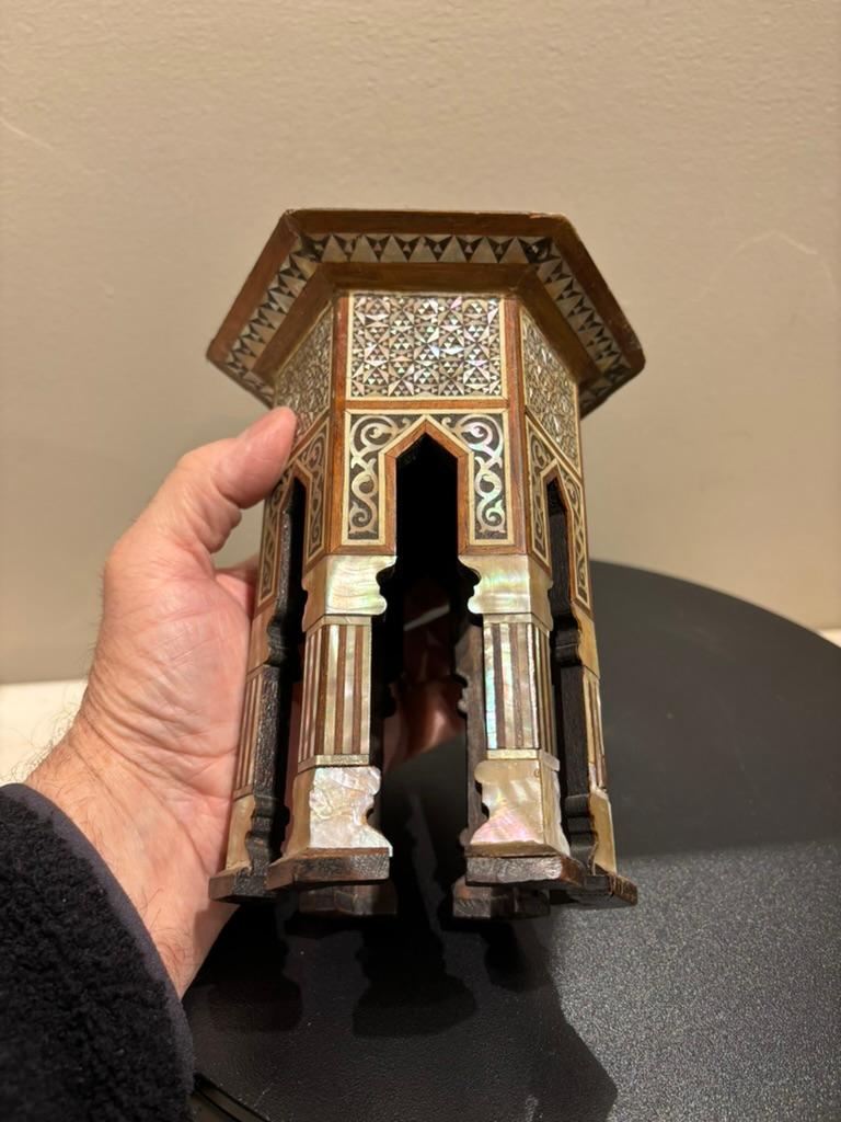 Hexágono marroquí con incrustaciones de nácar, Modelo en miniatura, Siglo XIX Morisco en venta