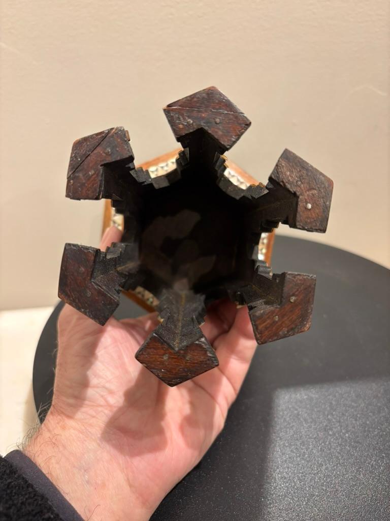 Hexágono marroquí con incrustaciones de nácar, Modelo en miniatura, Siglo XIX Marroquí en venta