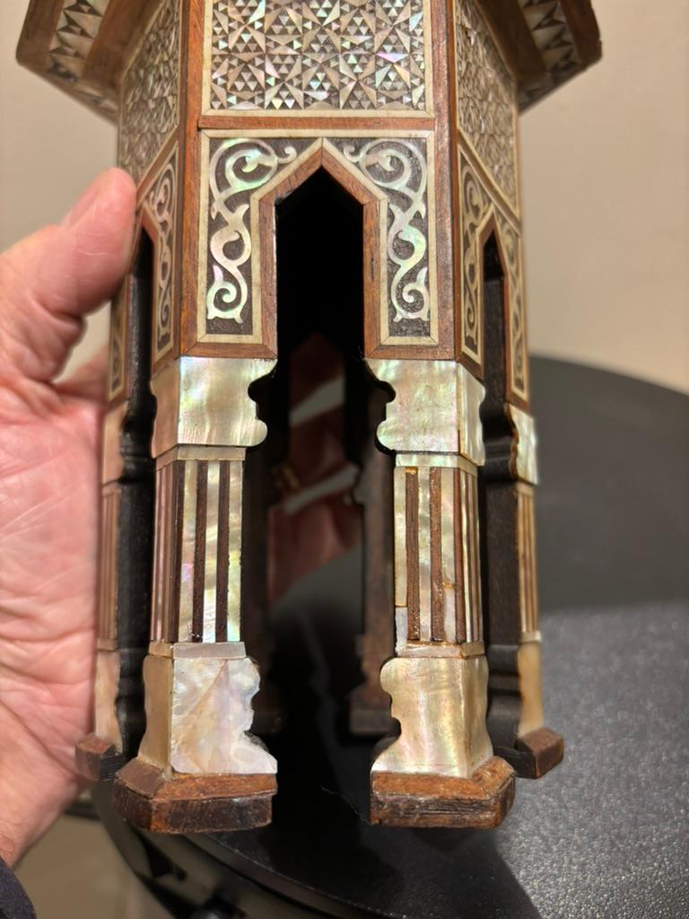 Hexágono marroquí con incrustaciones de nácar, Modelo en miniatura, Siglo XIX Hecho a mano en venta
