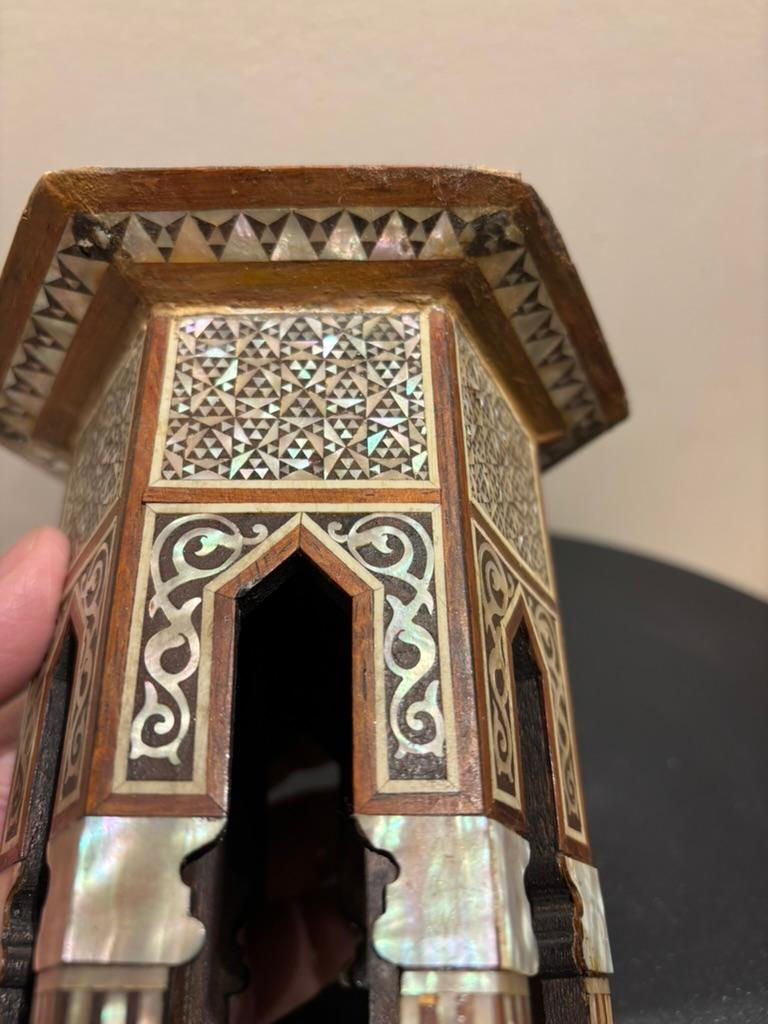 Hexágono marroquí con incrustaciones de nácar, Modelo en miniatura, Siglo XIX en Bueno estado para la venta en Stamford, CT