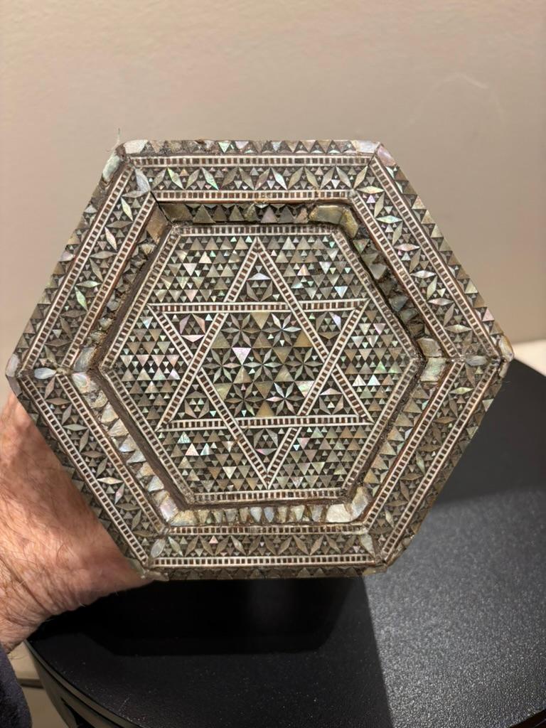 Hexágono marroquí con incrustaciones de nácar, Modelo en miniatura, Siglo XIX siglo XIX en venta