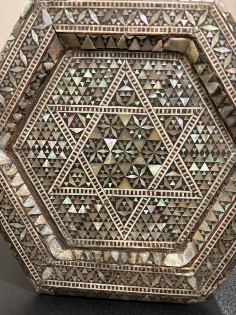 Hexágono marroquí con incrustaciones de nácar, Modelo en miniatura, Siglo XIX Nácar en venta