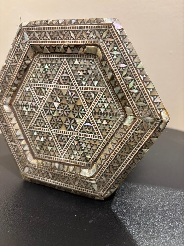 Hexágono marroquí con incrustaciones de nácar, Modelo en miniatura, Siglo XIX en venta 1