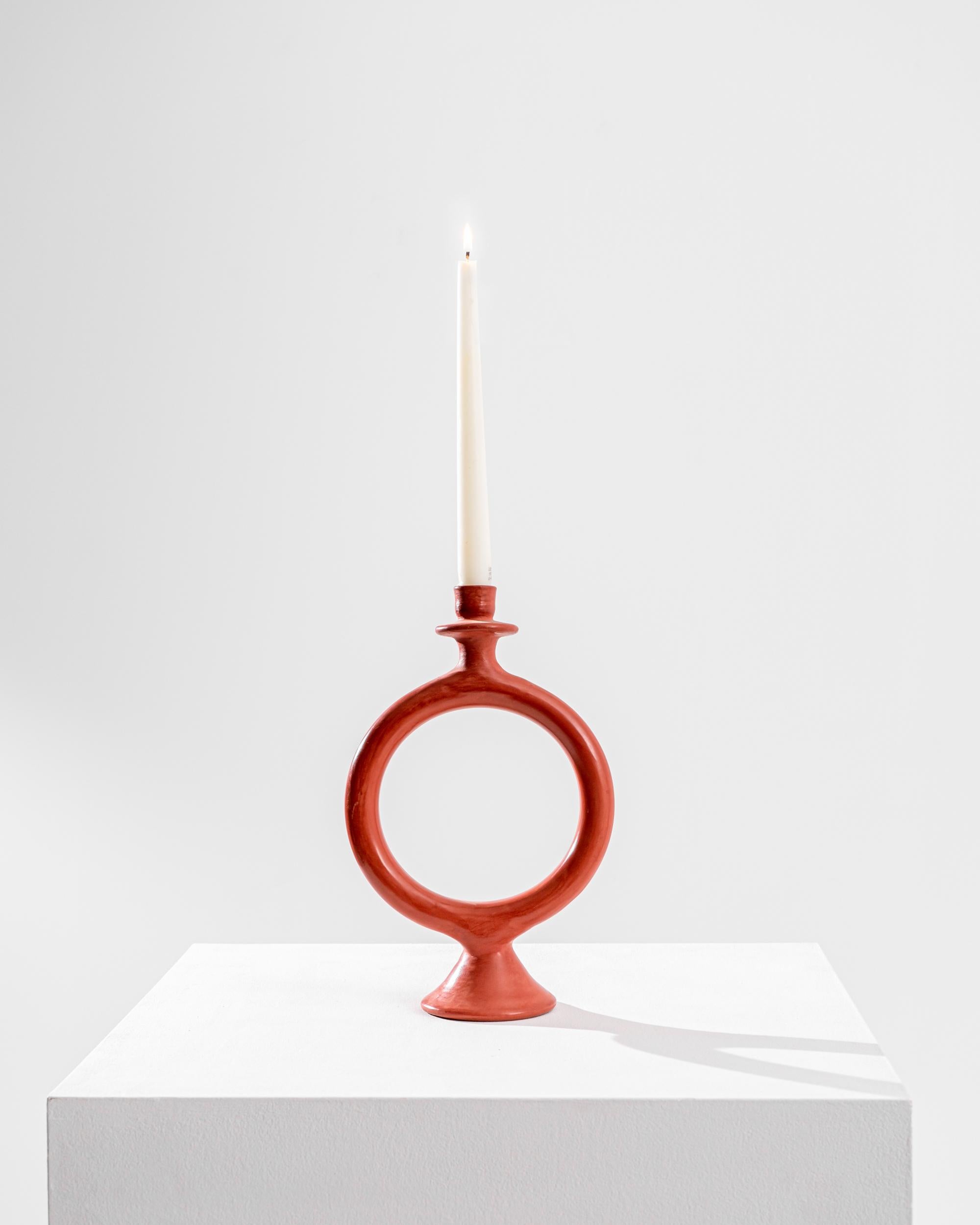 Añade un encanto cálido y rústico a tu decoración con el Candelabro de Cerámica O Marroquí en un rico tono terracota. El diseño de cerámica artesanal presenta una llamativa forma circular que desprende sencillez y elegancia. Ideal para crear un