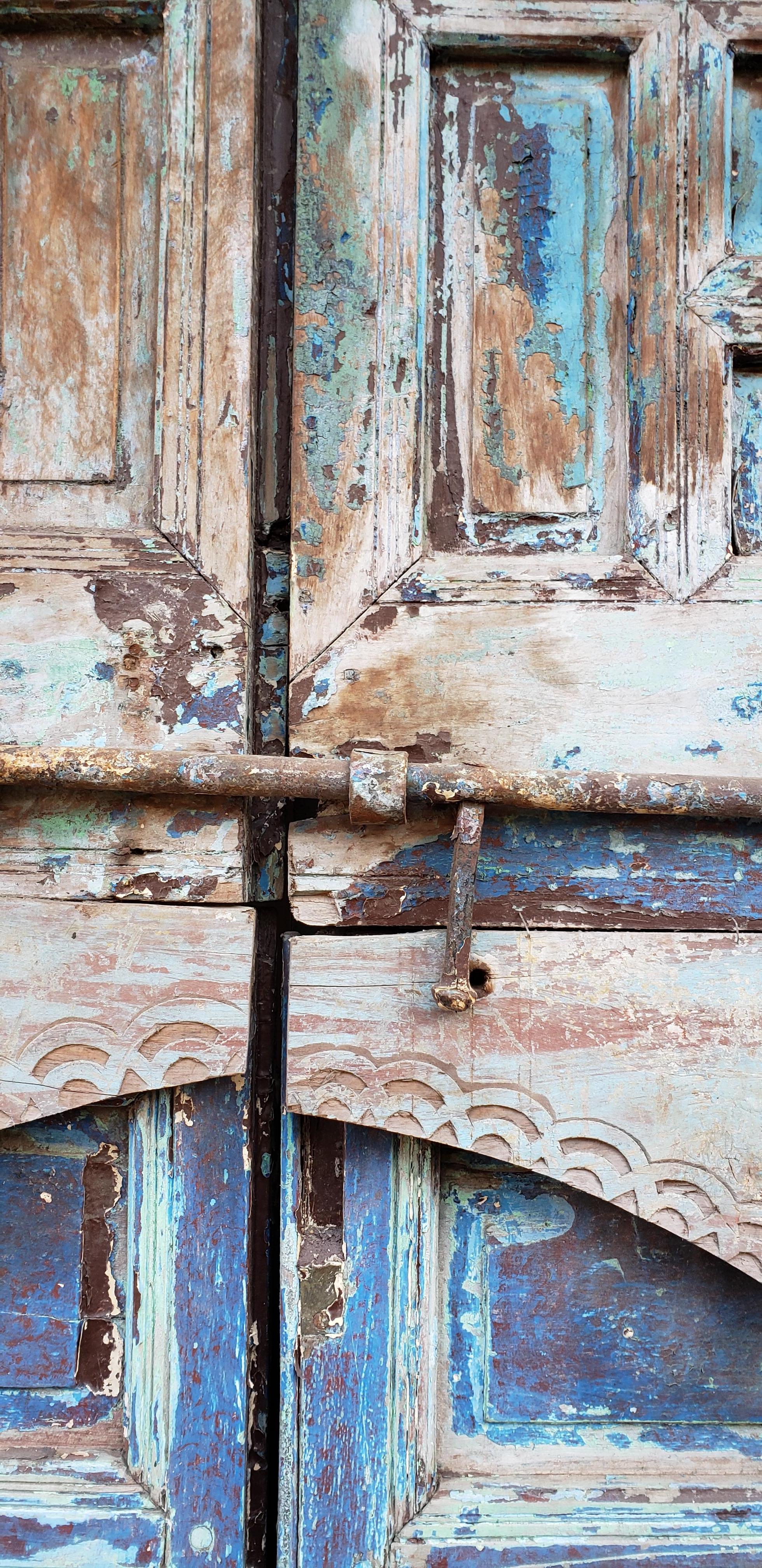 Moroccan Old Hand Painted Double Door, Wooden 23MO17 In Distressed Condition For Sale In Orlando, FL