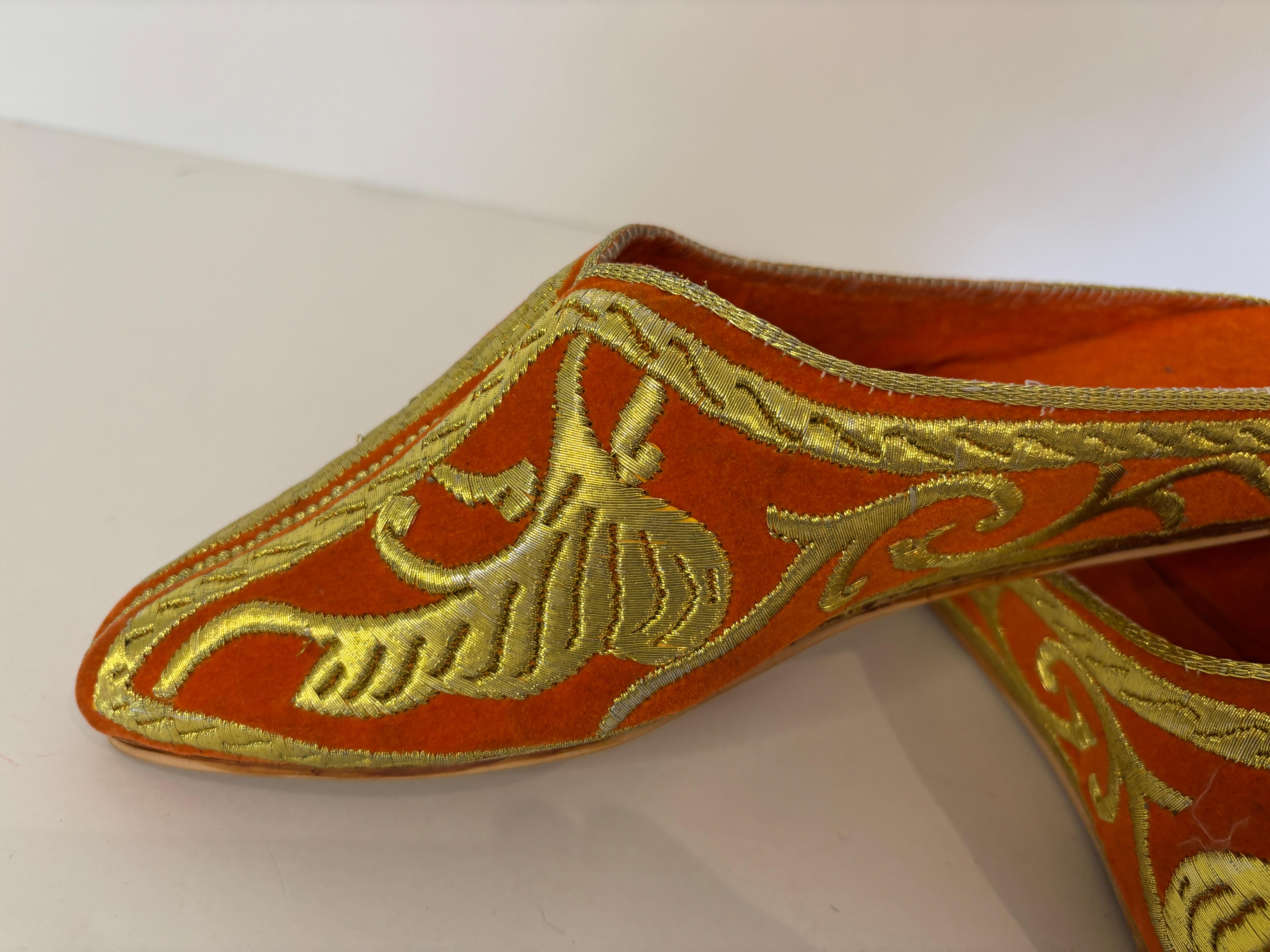 Zapatillas de terciopelo naranja marroquí bordado con hilo metálico dorado en venta 5