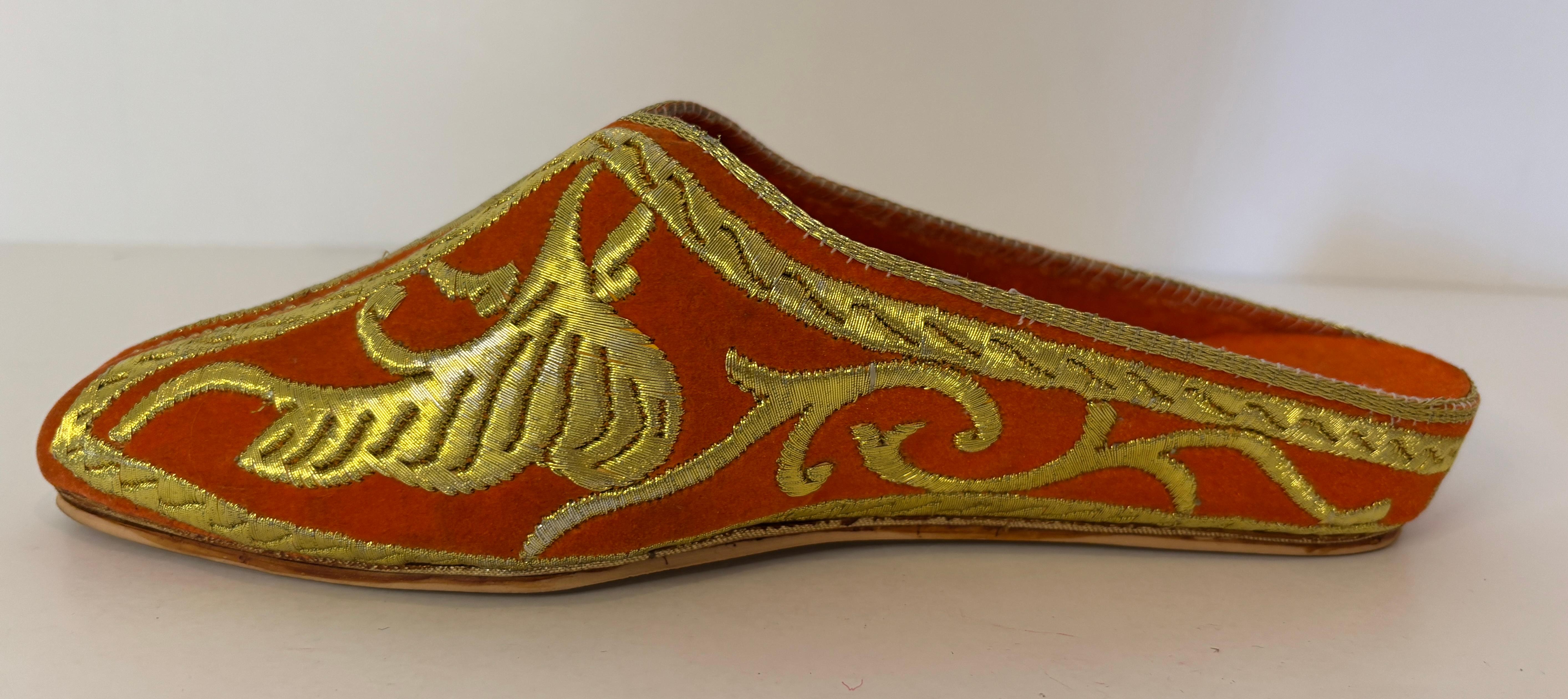 Zapatillas de terciopelo naranja marroquí bordado con hilo metálico dorado en venta 6