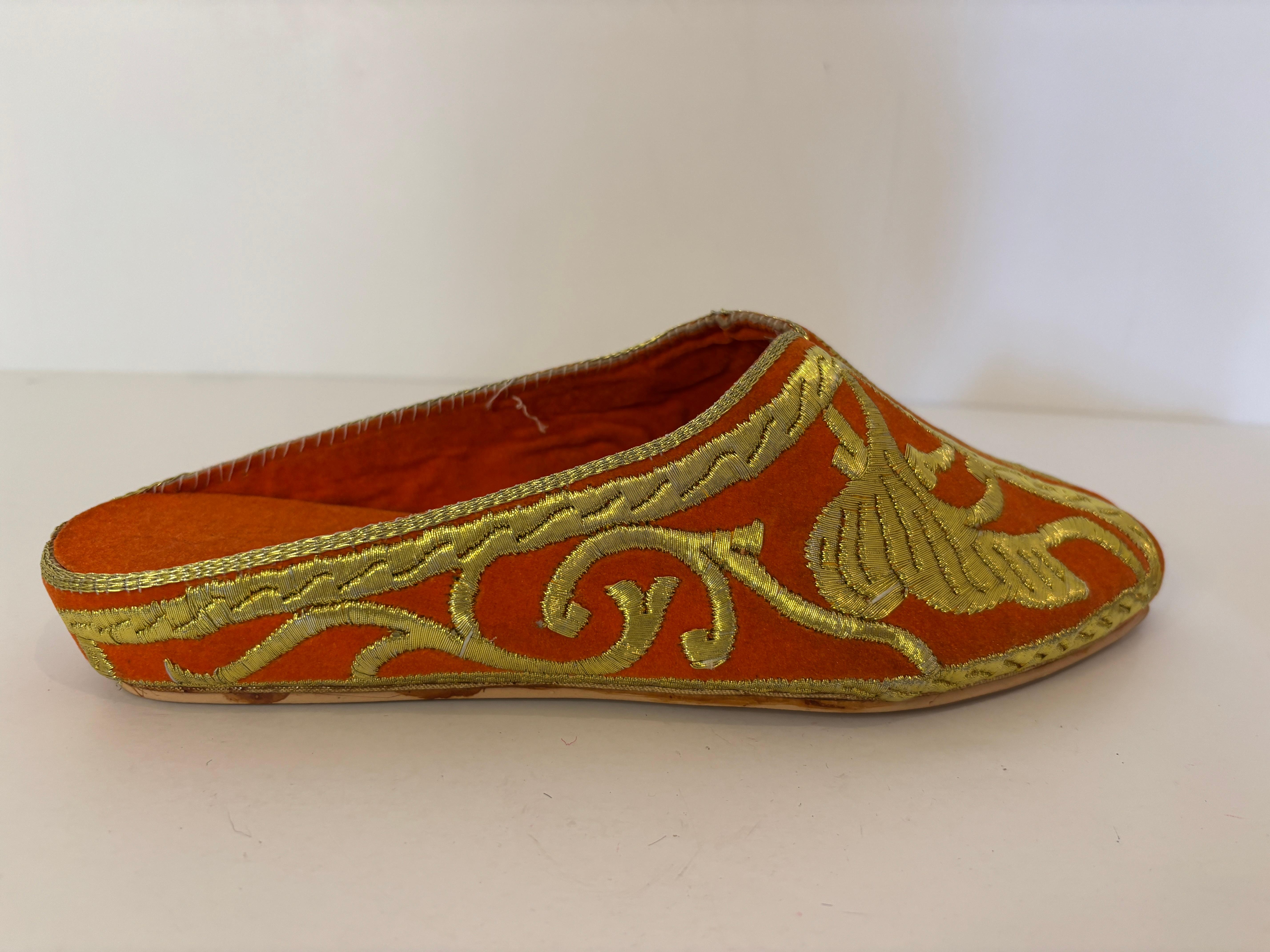 Zapatillas de terciopelo naranja marroquí bordado con hilo metálico dorado en venta 7