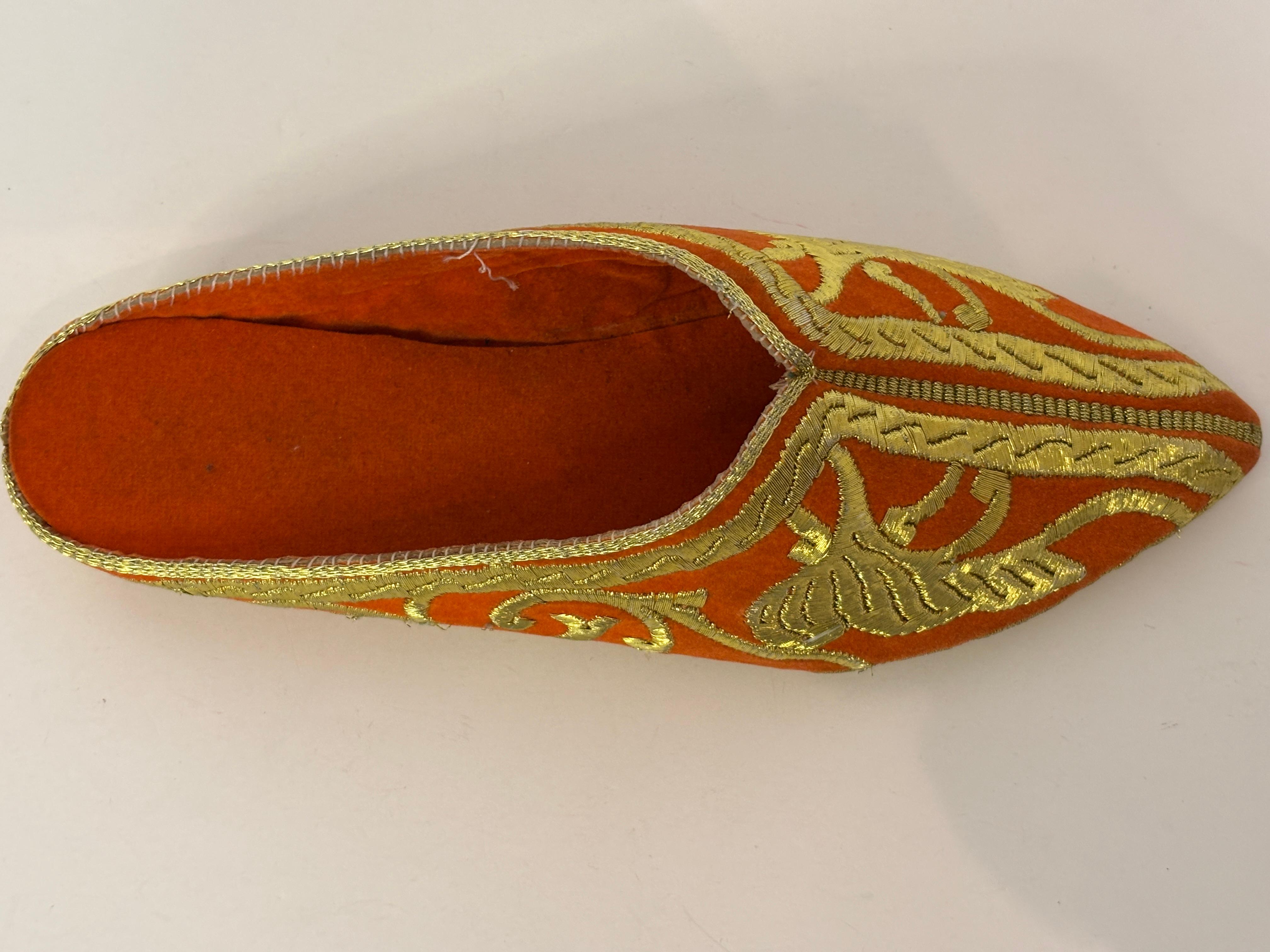 Zapatillas de terciopelo naranja marroquí bordado con hilo metálico dorado en venta 8