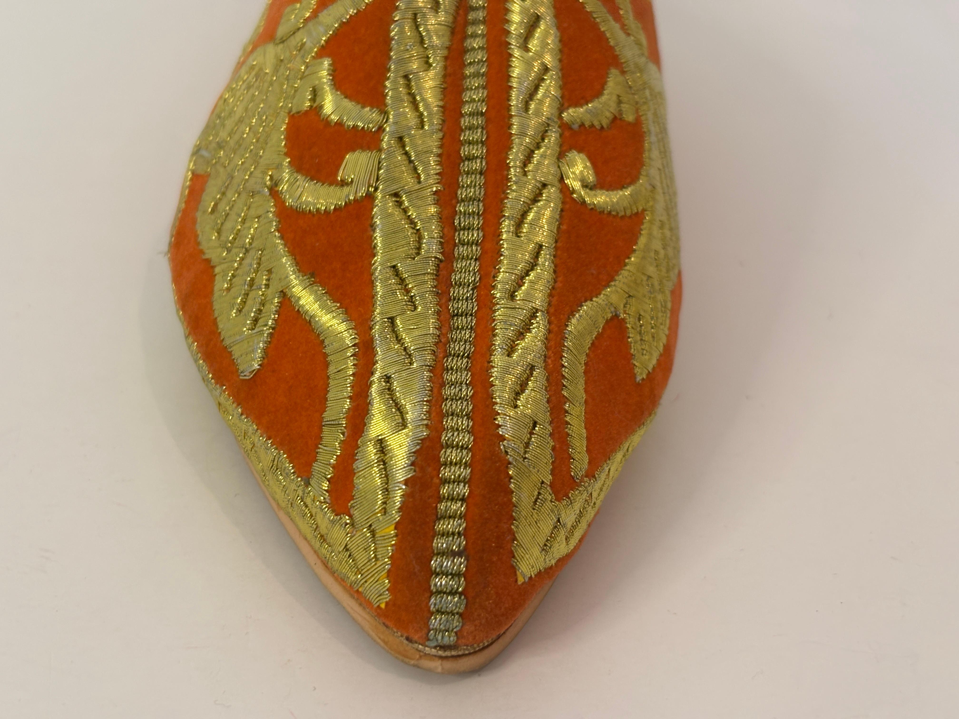Zapatillas de terciopelo naranja marroquí bordado con hilo metálico dorado en venta 10