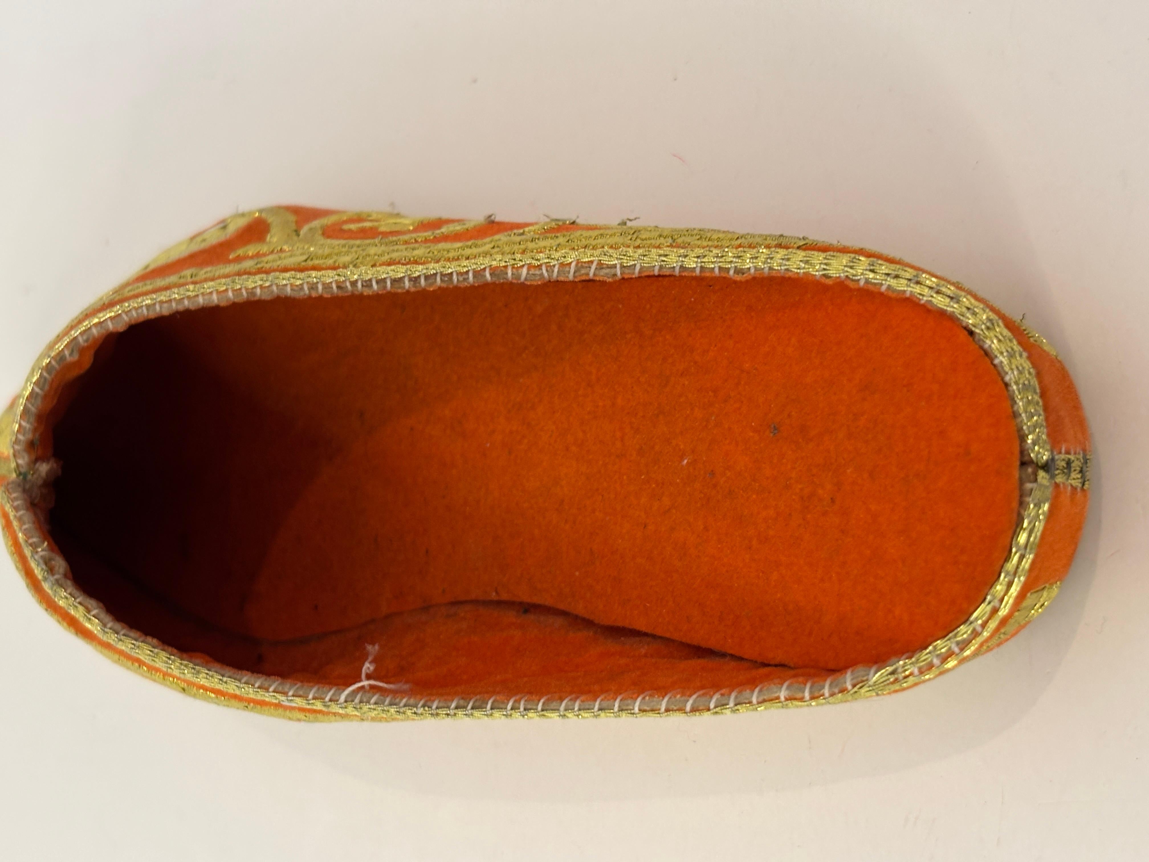 Zapatillas de terciopelo naranja marroquí bordado con hilo metálico dorado en venta 11