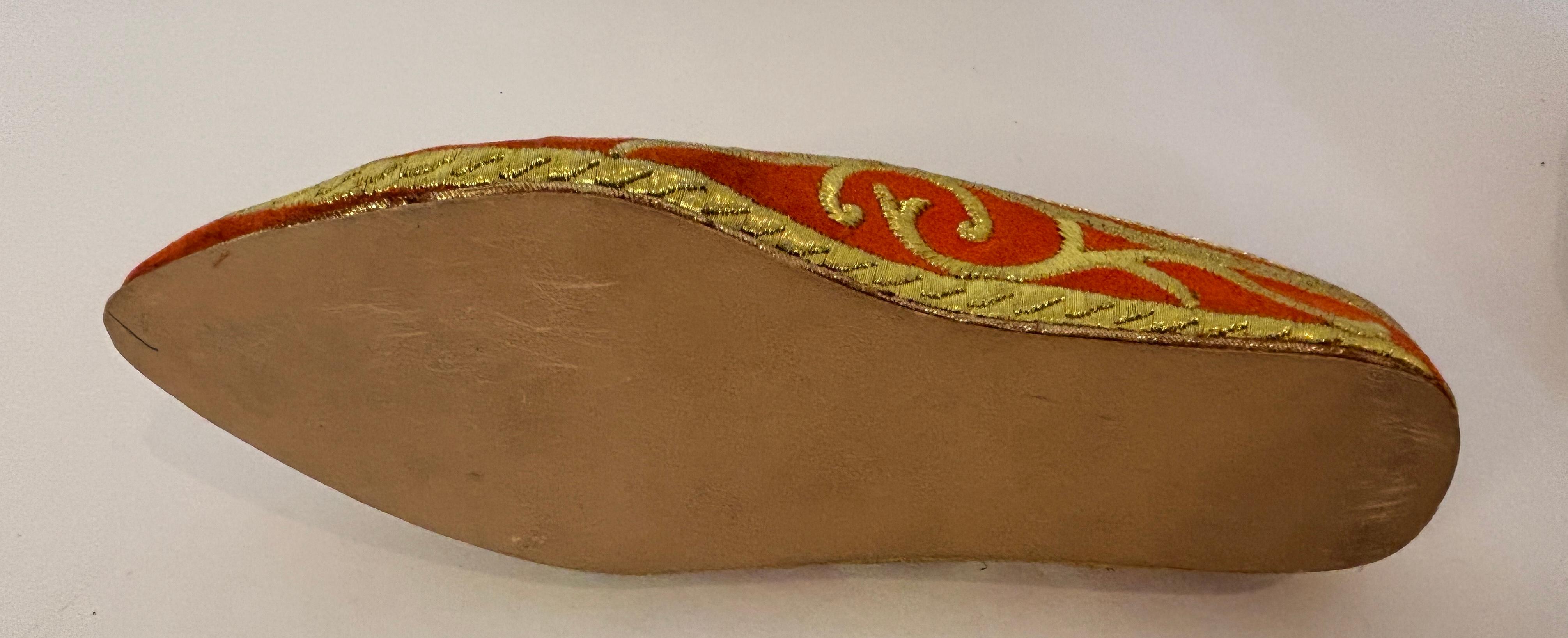 Zapatillas de terciopelo naranja marroquí bordado con hilo metálico dorado en venta 12