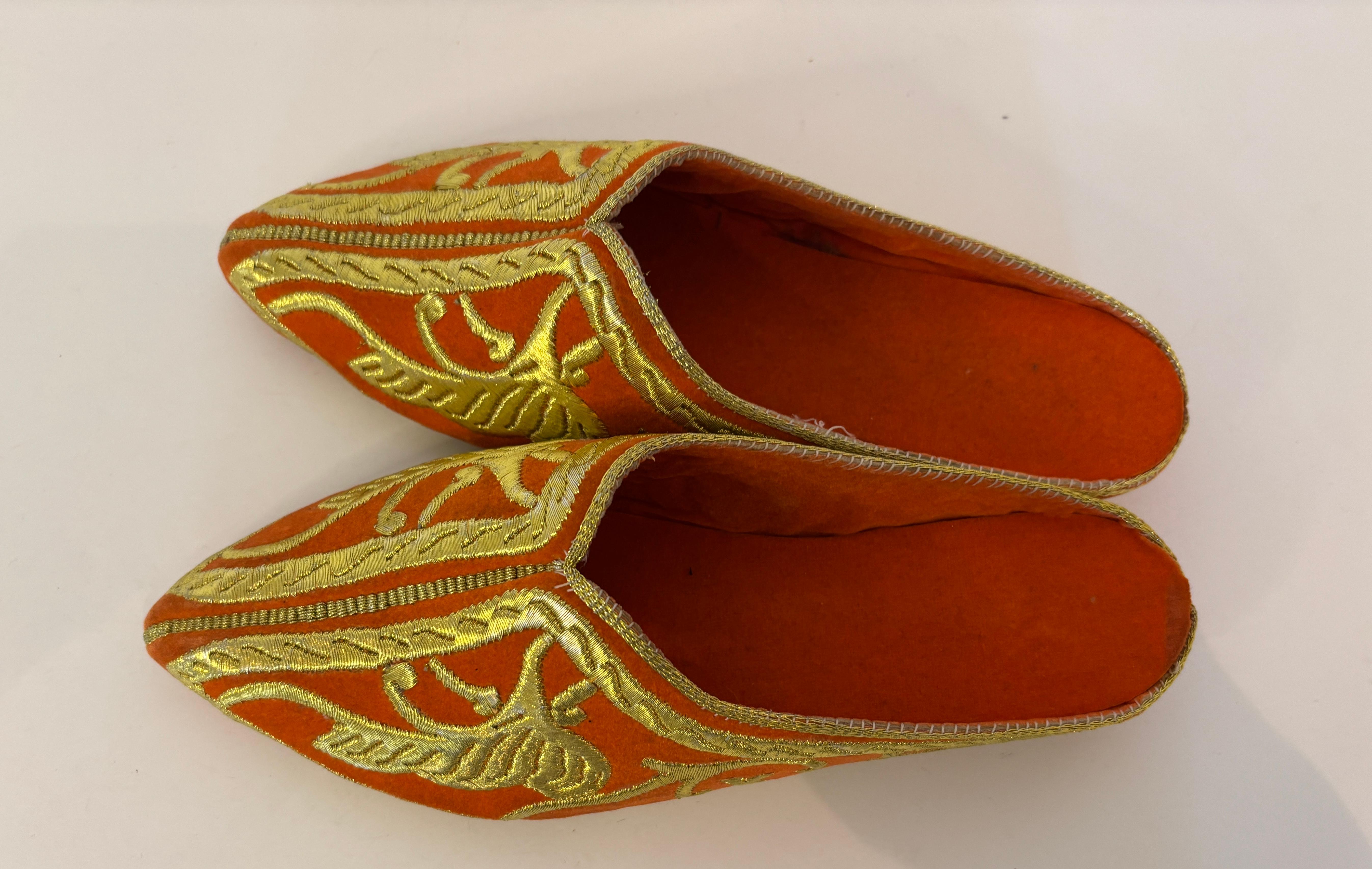 Zapatillas de terciopelo naranja marroquí bordado con hilo metálico dorado Marrón en venta