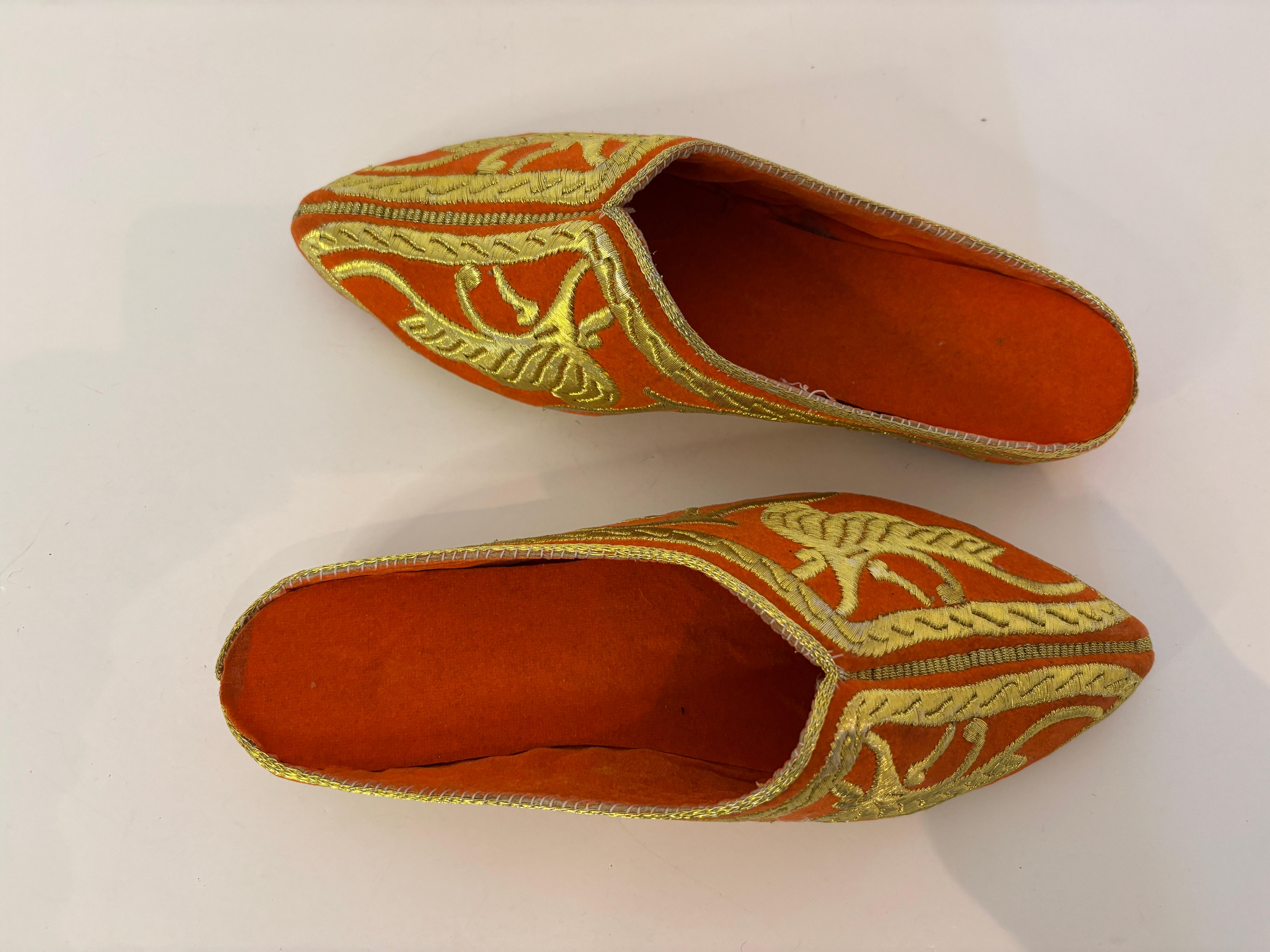 Zapatillas de terciopelo naranja marroquí bordado con hilo metálico dorado en Bueno estado para la venta en North Hollywood, CA