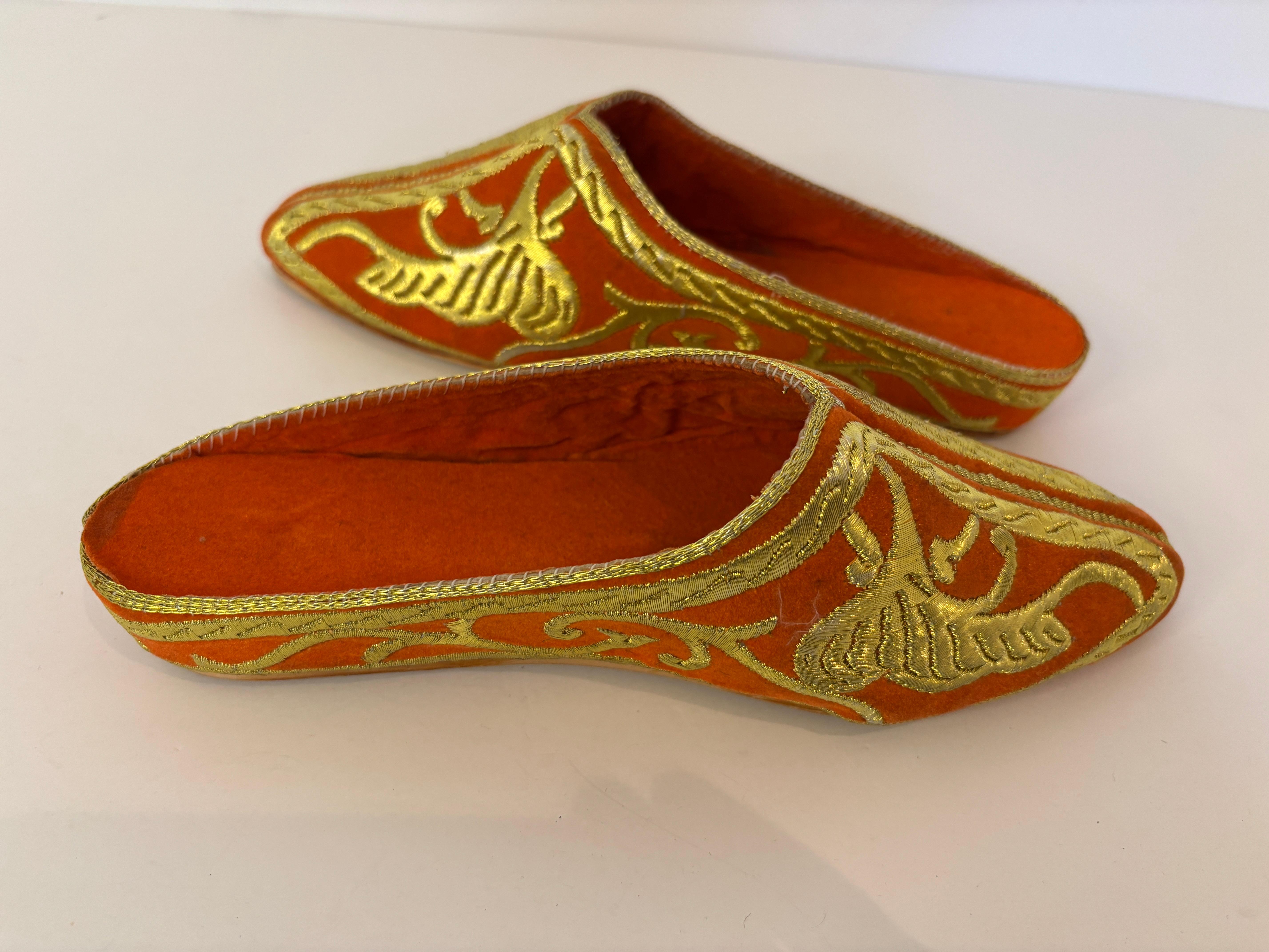 De las mujeres Zapatillas de terciopelo naranja marroquí bordado con hilo metálico dorado en venta
