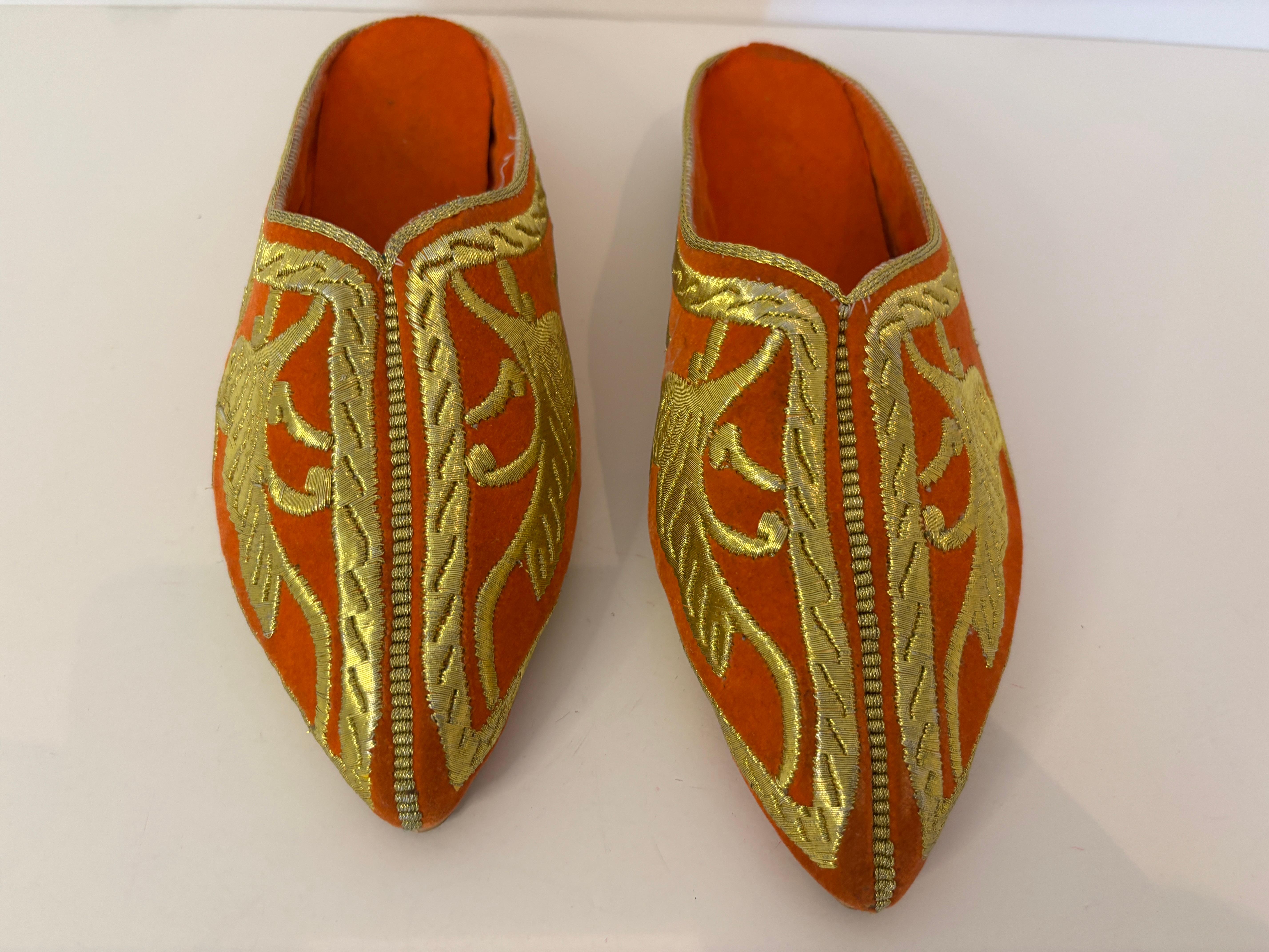 Zapatillas de terciopelo naranja marroquí bordado con hilo metálico dorado en venta 1