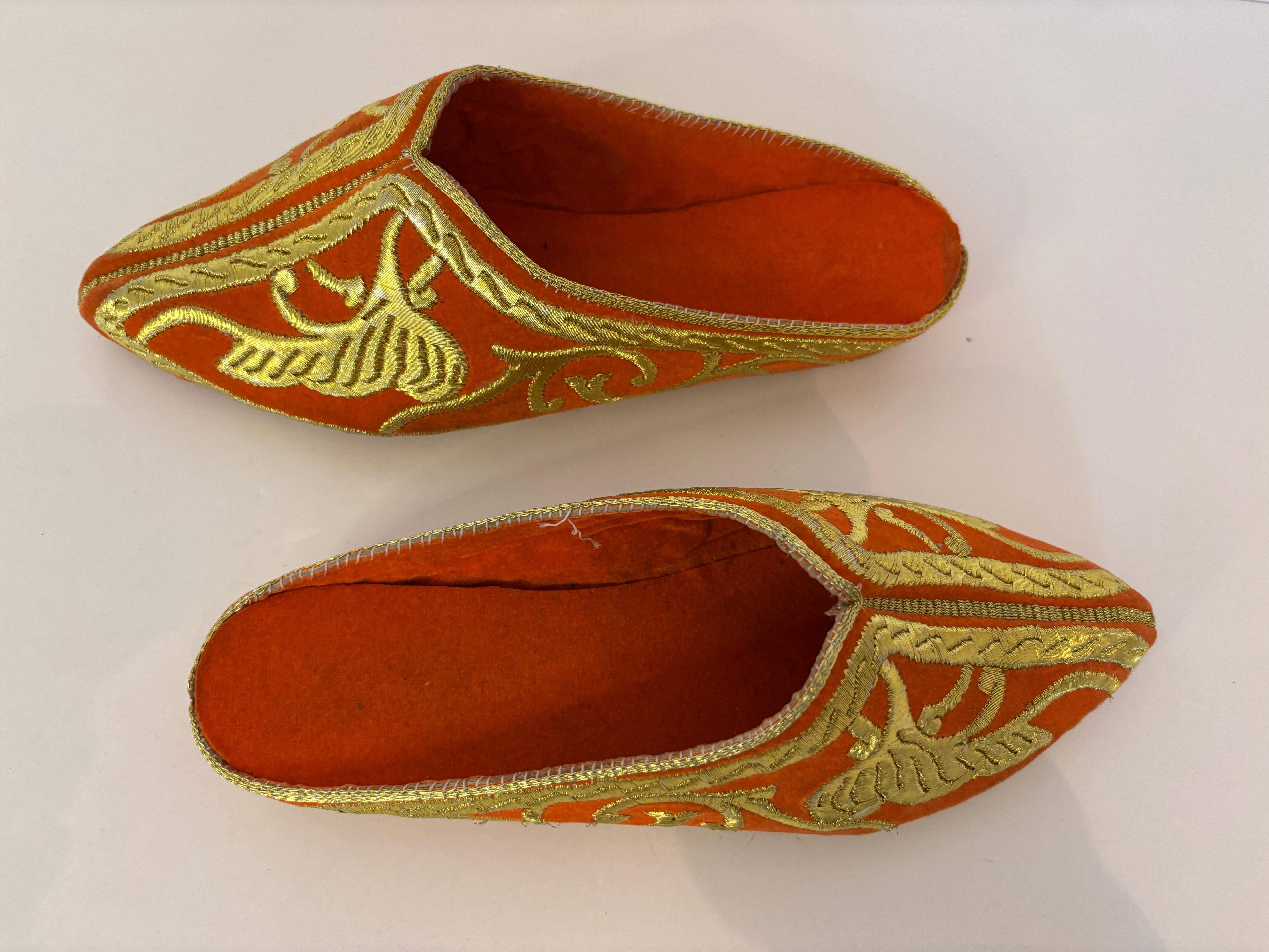 Zapatillas de terciopelo naranja marroquí bordado con hilo metálico dorado en venta 2
