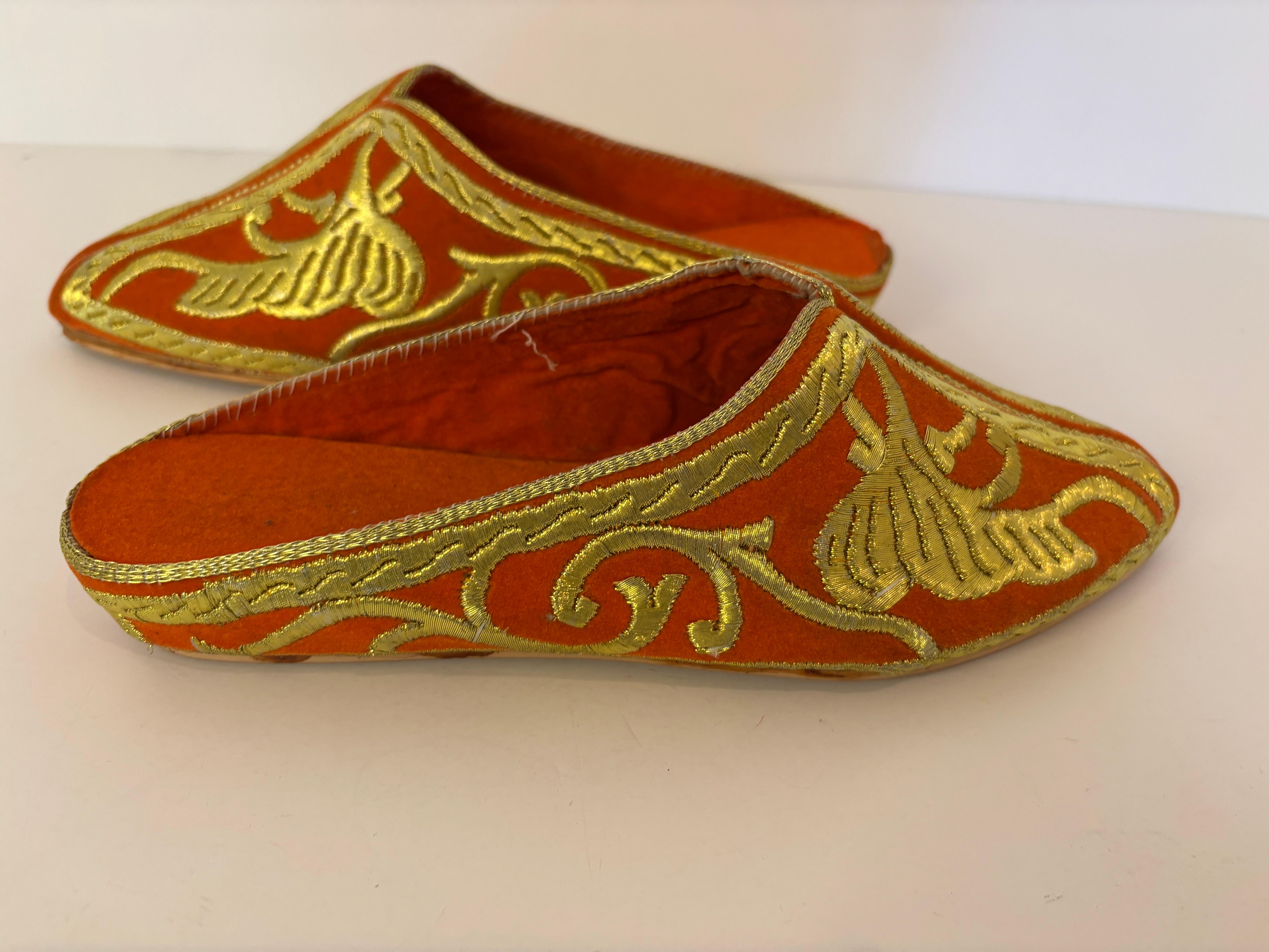 Zapatillas de terciopelo naranja marroquí bordado con hilo metálico dorado en venta 3