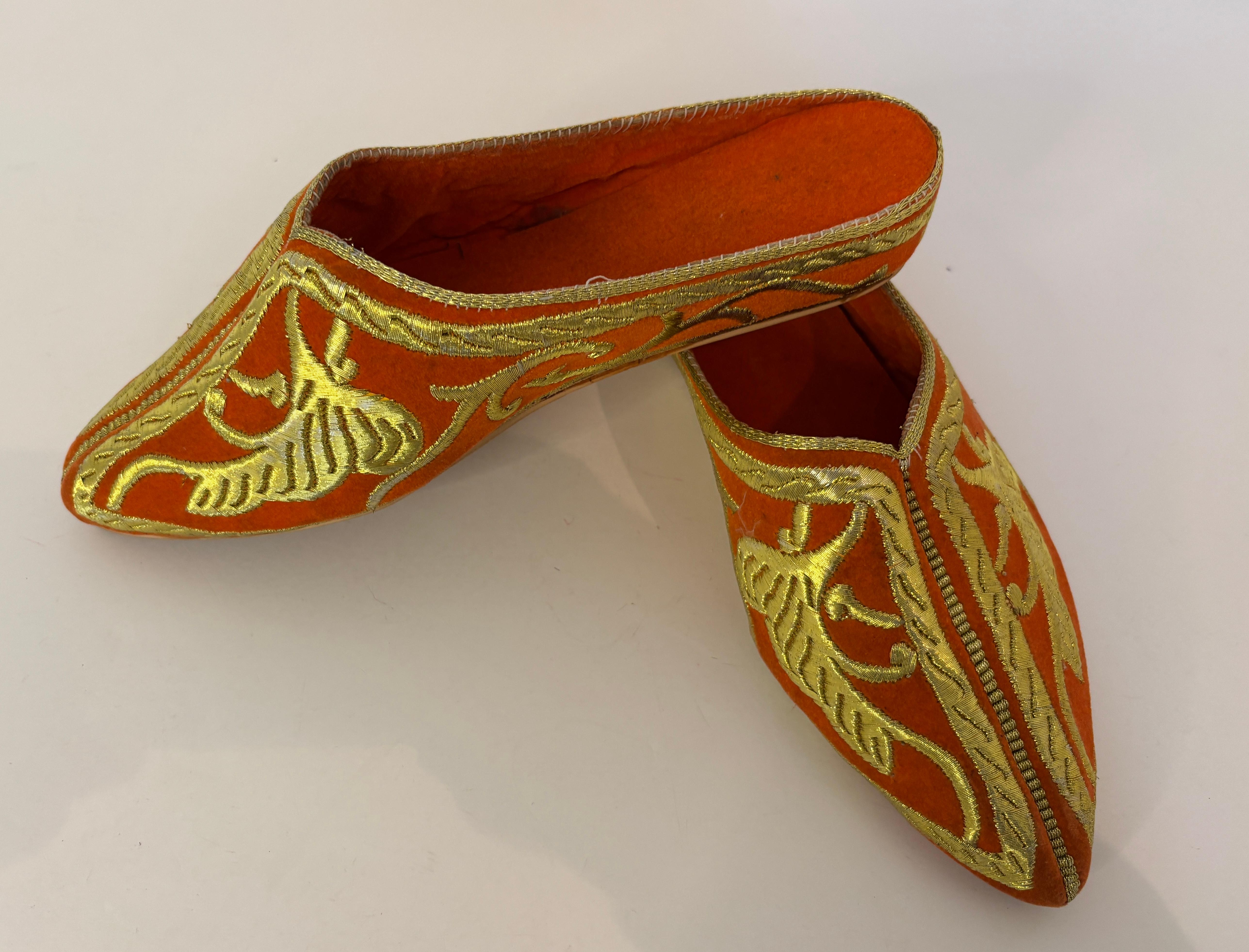 Zapatillas de terciopelo naranja marroquí bordado con hilo metálico dorado en venta 4