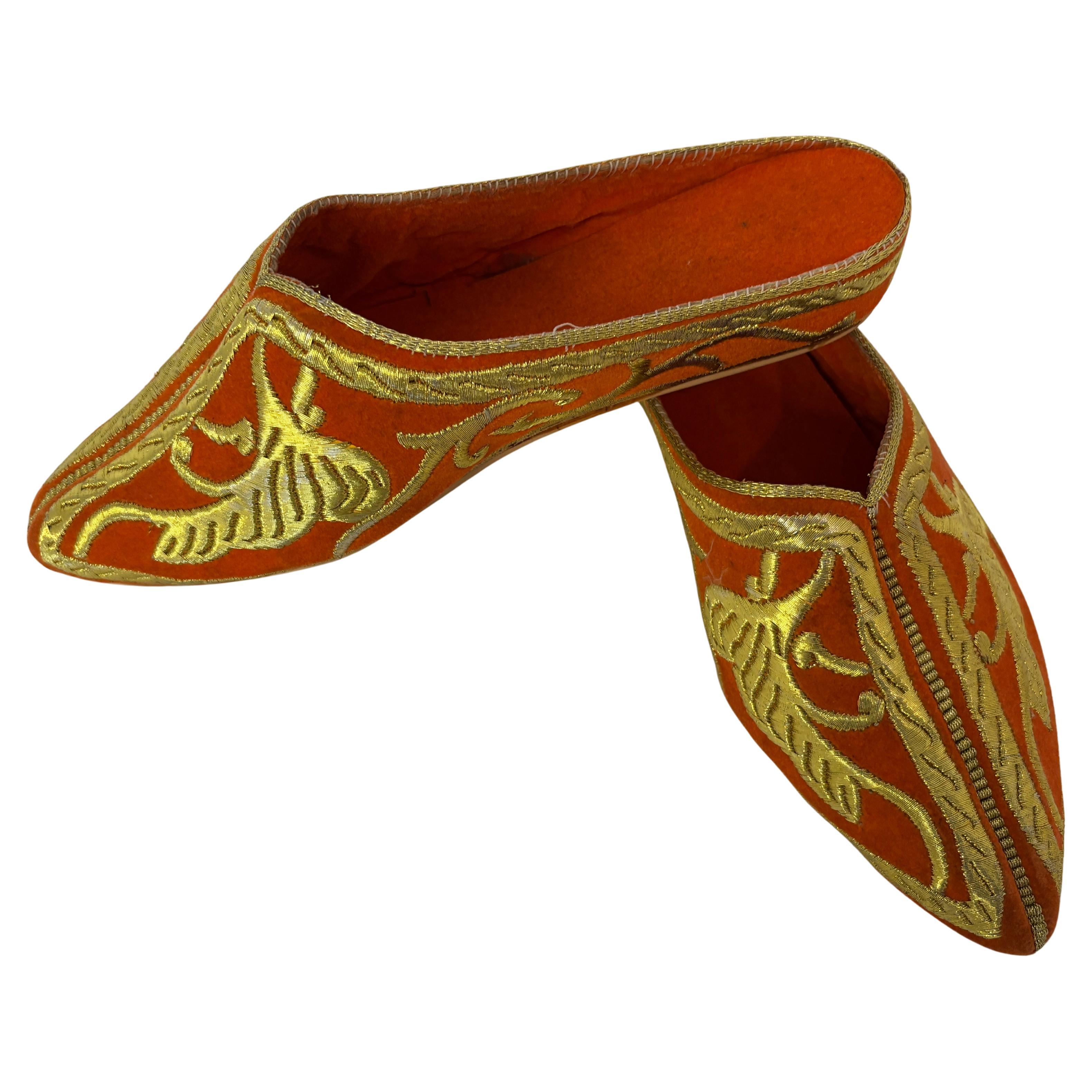 Chaussures marocaines en velours orange brodées de fils métalliques dorés