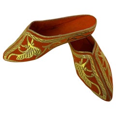 Chaussures marocaines en velours orange brodées de fils métalliques dorés