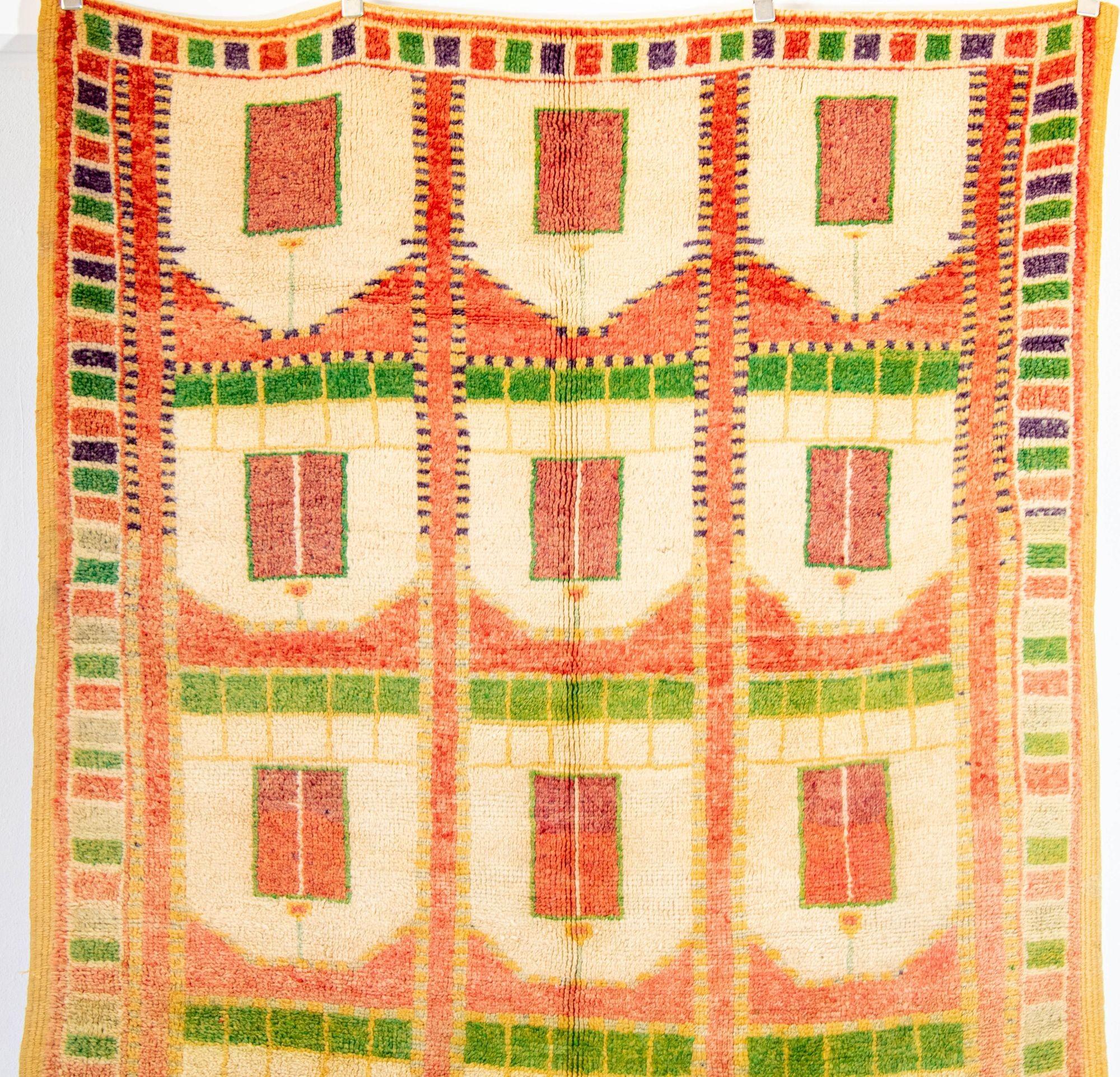 Tappeto marocchino vintage Beni Mguild Runner. Tappeto marocchino in lana arancione di Beni MGuild Marocco anni '80
Questo tappeto vintage marocchino Beni Mguild presenta vibranti tonalità arancioni e un disegno geometrico a stile libero. Realizzato