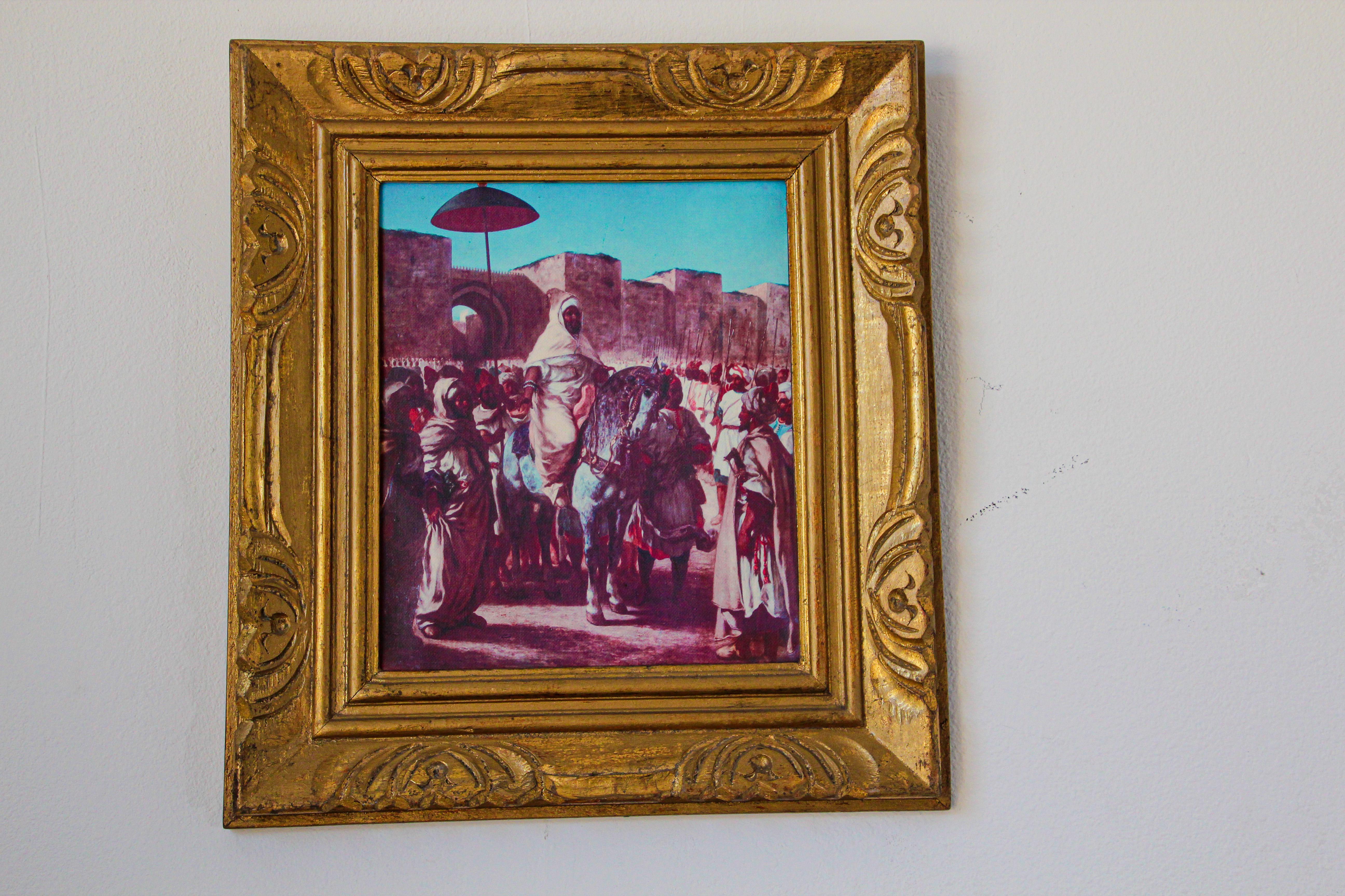 Scène marocaine orientaliste, peinture giclée du roi du Maroc.
Reproduction d'un tableau orientaliste français représentant Mohamed V revenant d'exil, avec un cadre classique en bois.
Le cadre est ancien, la peinture est une nouvelle giclée sur