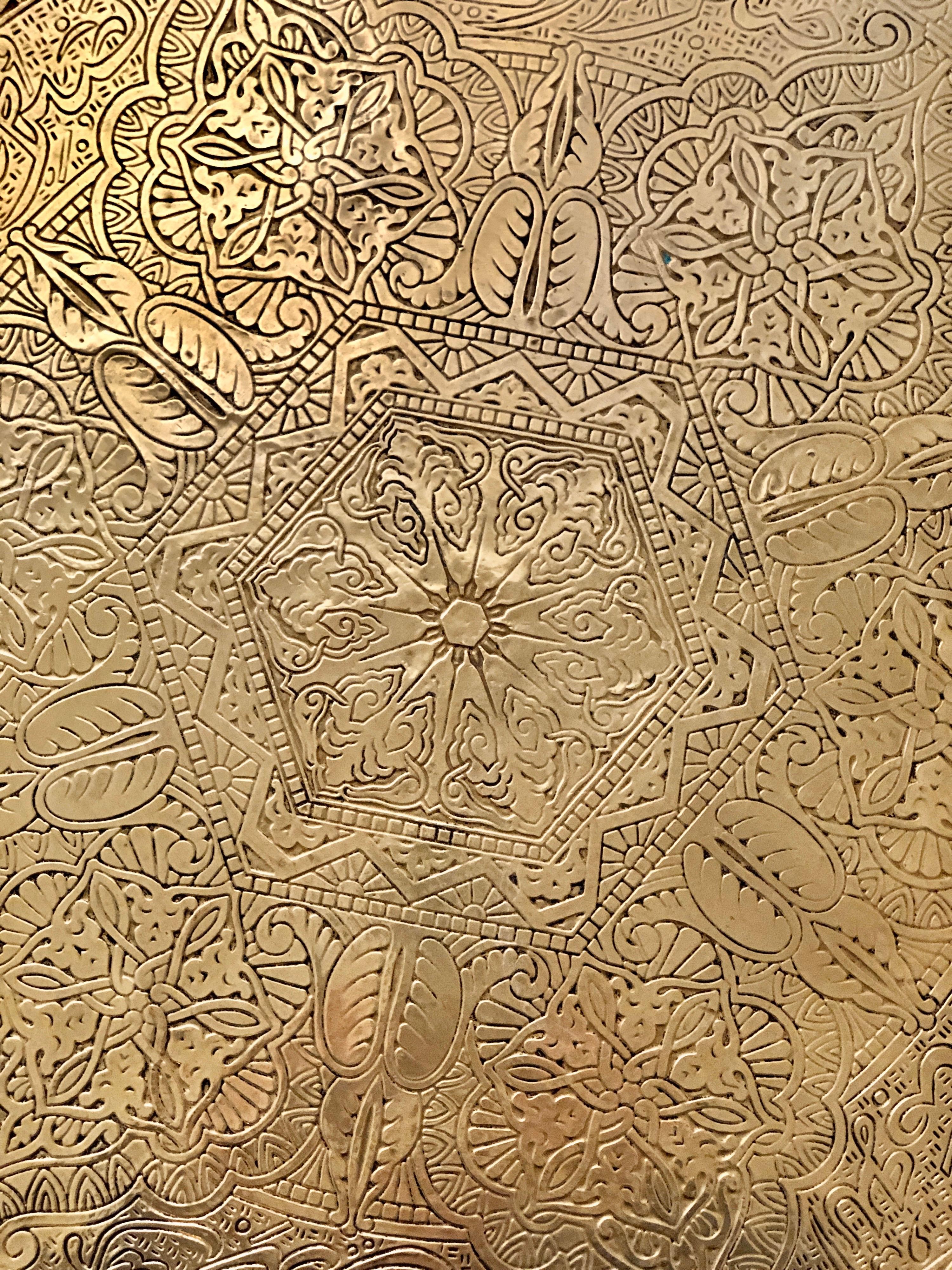 Dessous de table mauresque orientaliste marocain en laiton poli, circa 1920 en vente 4