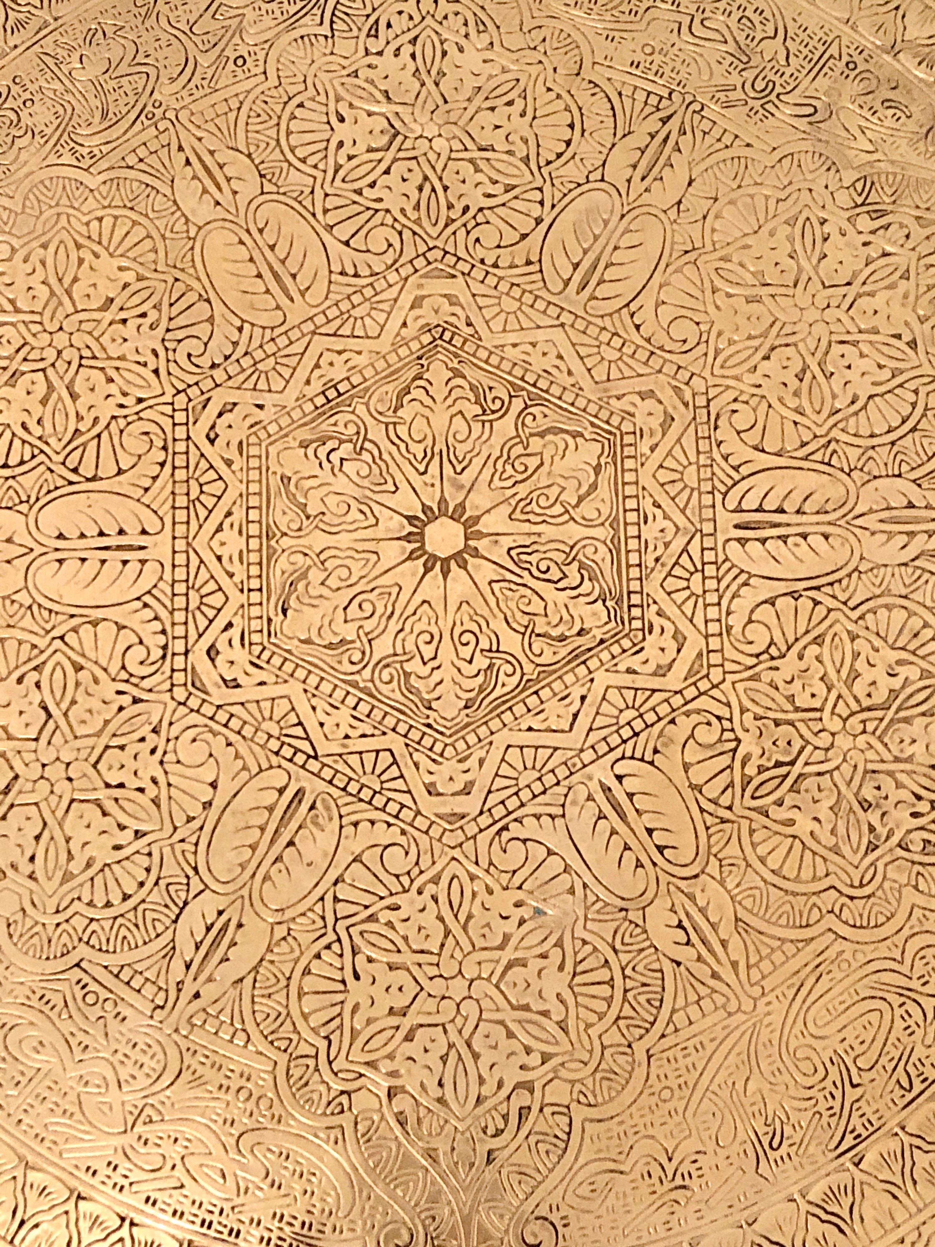 Marokkanische orientalistische maurische runde polierte Messing Seite, um 1920 im Angebot 11