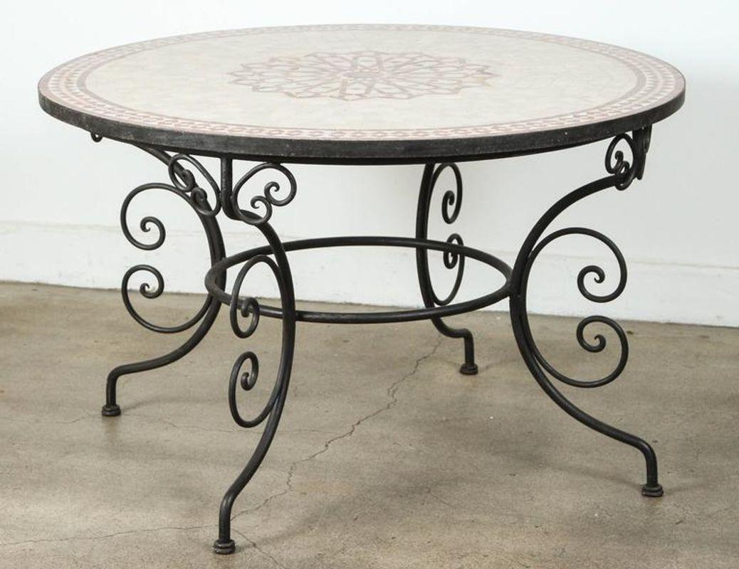 Marocain Table de salle à manger marocaine d'extérieur en mosaïque ronde sur base en fer 47 in.