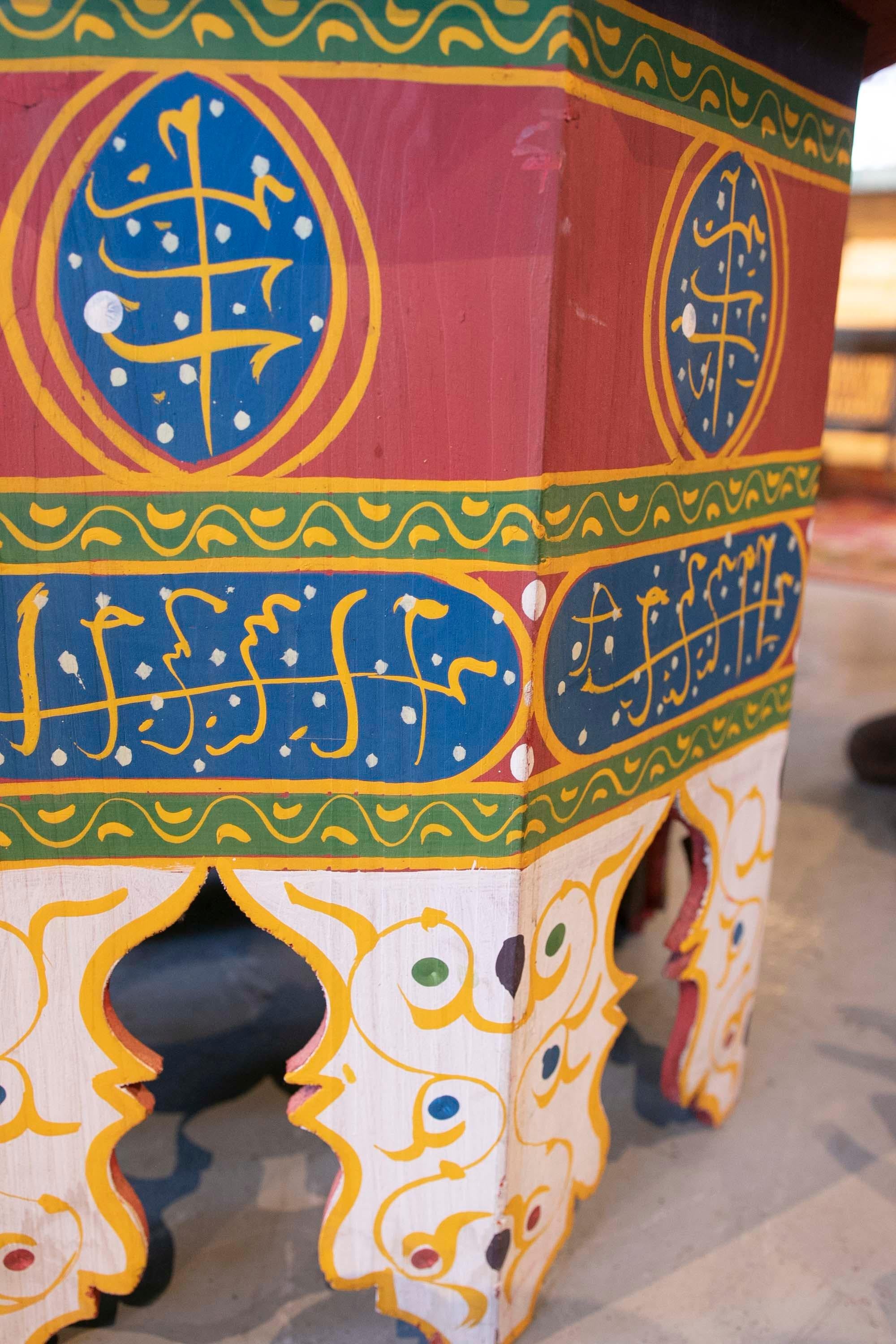 Paire de bois octogonaux marocains  Tables basses aux couleurs vives en vente 4