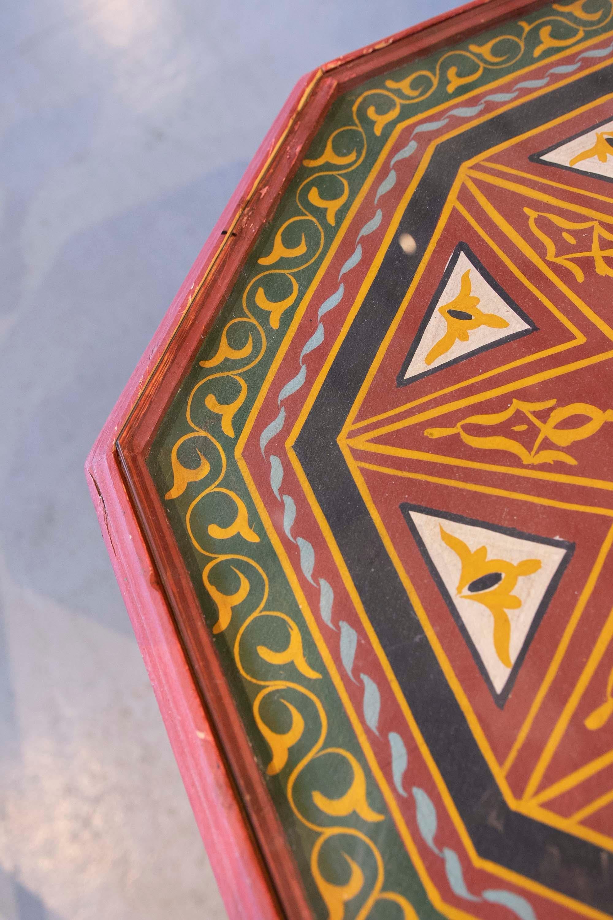 Paire de bois octogonaux marocains  Tables basses aux couleurs vives en vente 7