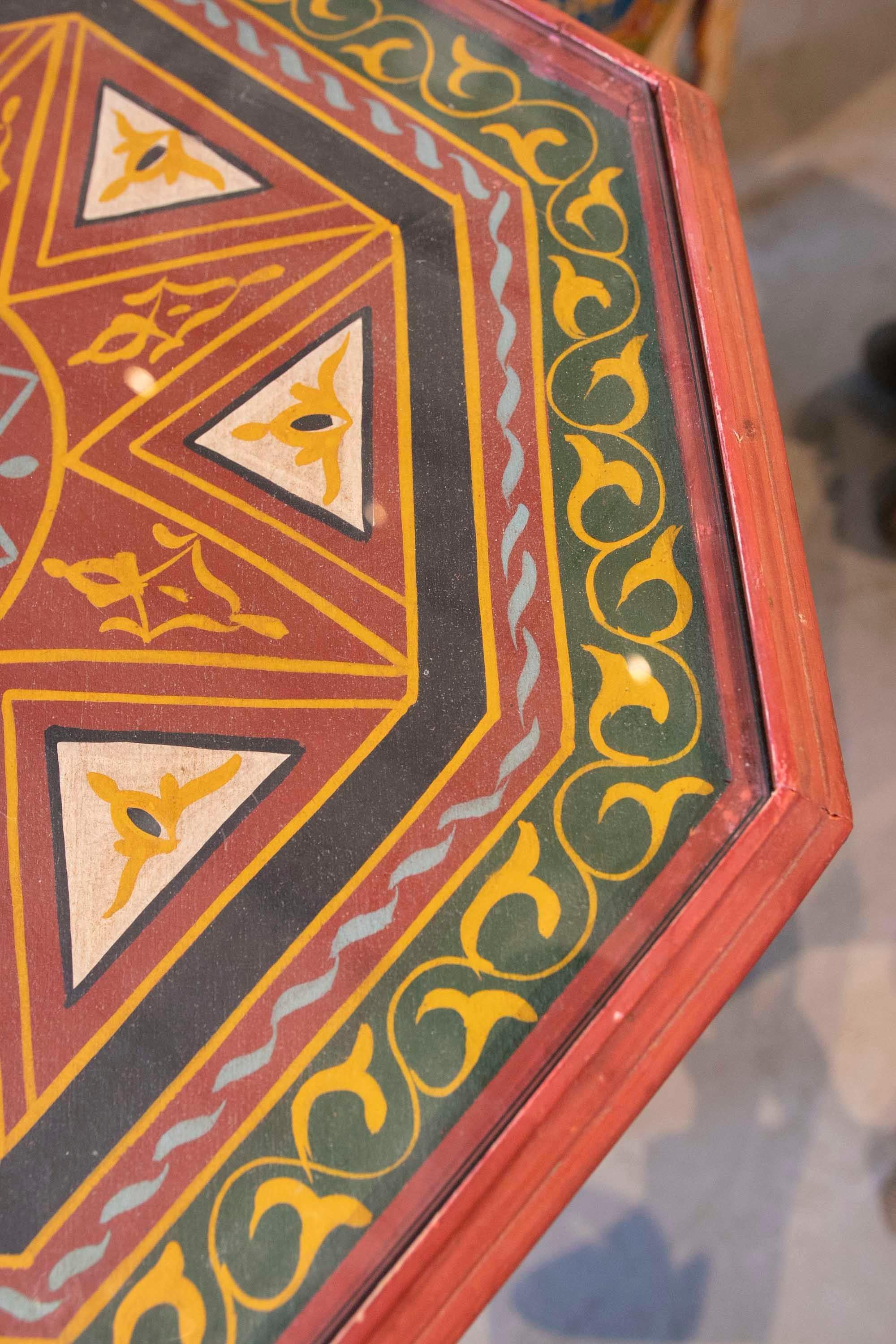 Paire de bois octogonaux marocains  Tables basses aux couleurs vives en vente 8