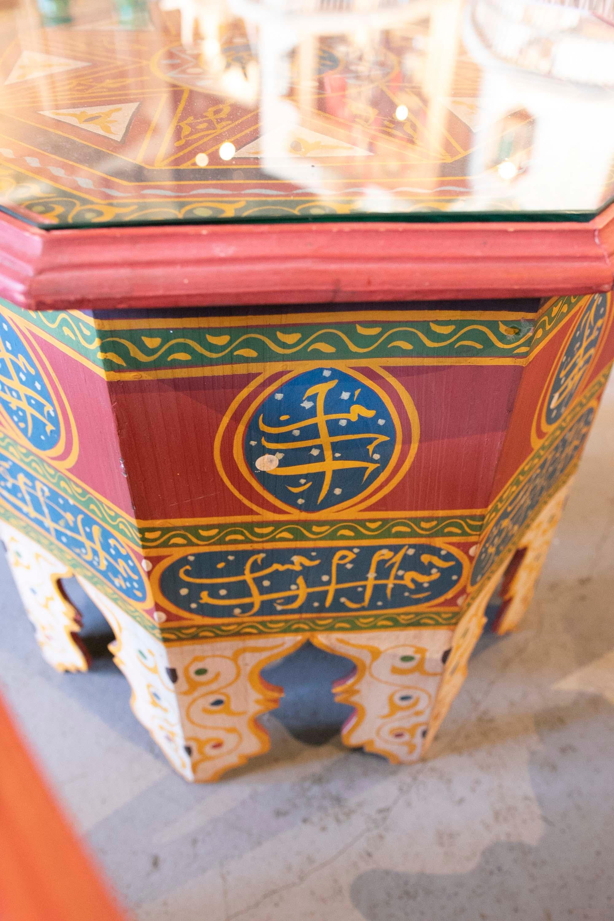 Paire de bois octogonaux marocains  Tables basses aux couleurs vives en vente 9