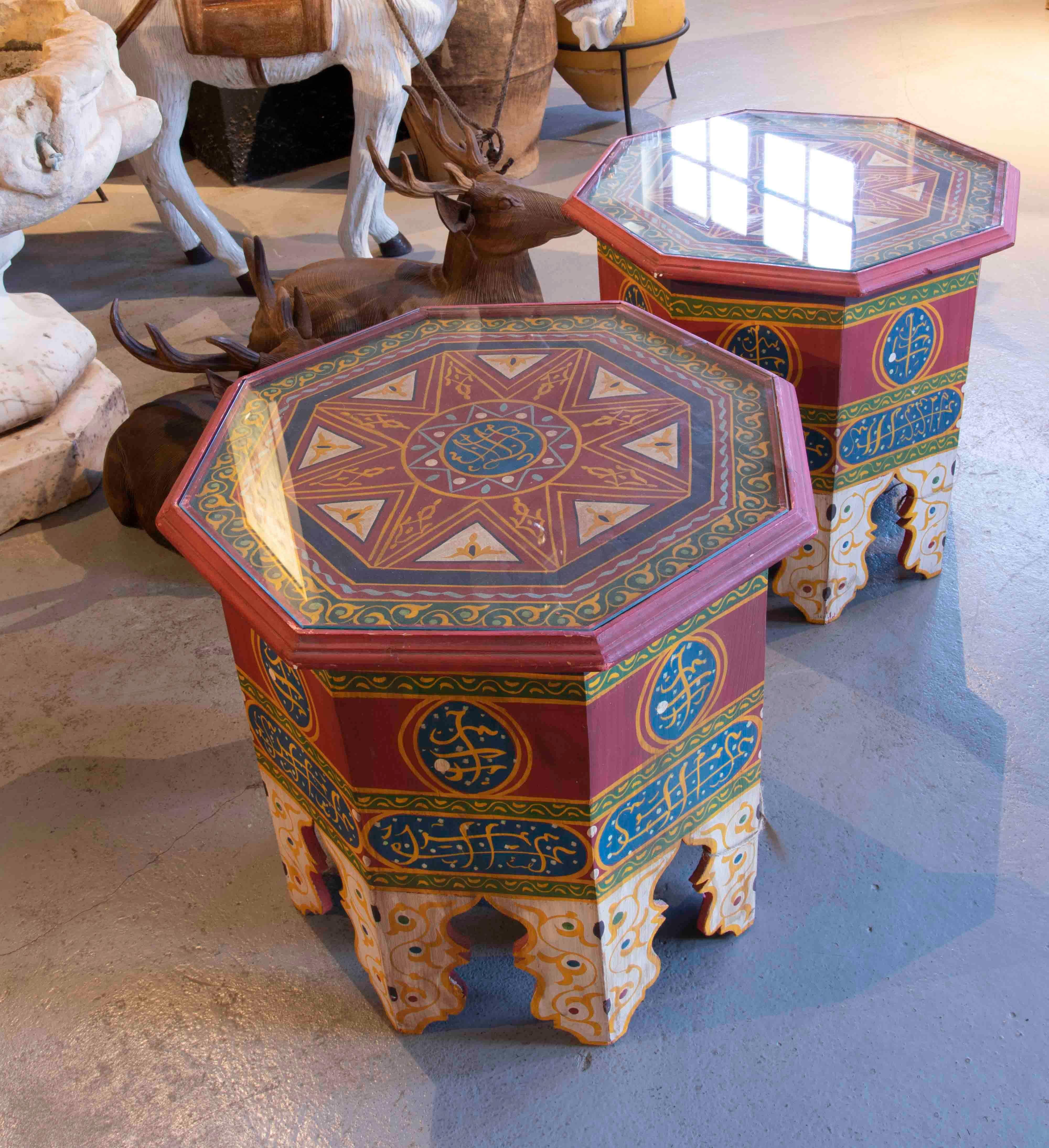 20ième siècle Paire de bois octogonaux marocains  Tables basses aux couleurs vives en vente