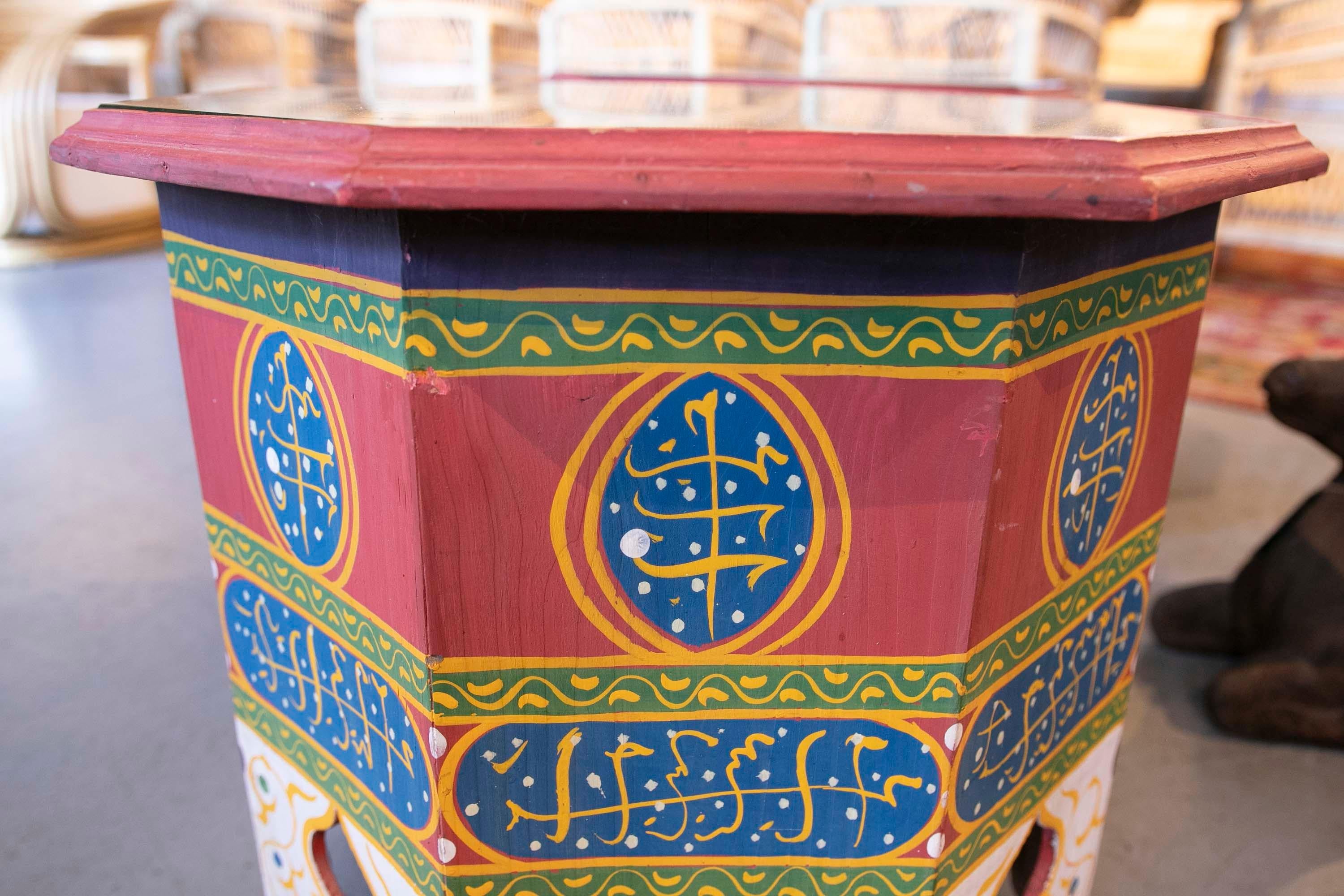 Paire de bois octogonaux marocains  Tables basses aux couleurs vives en vente 1