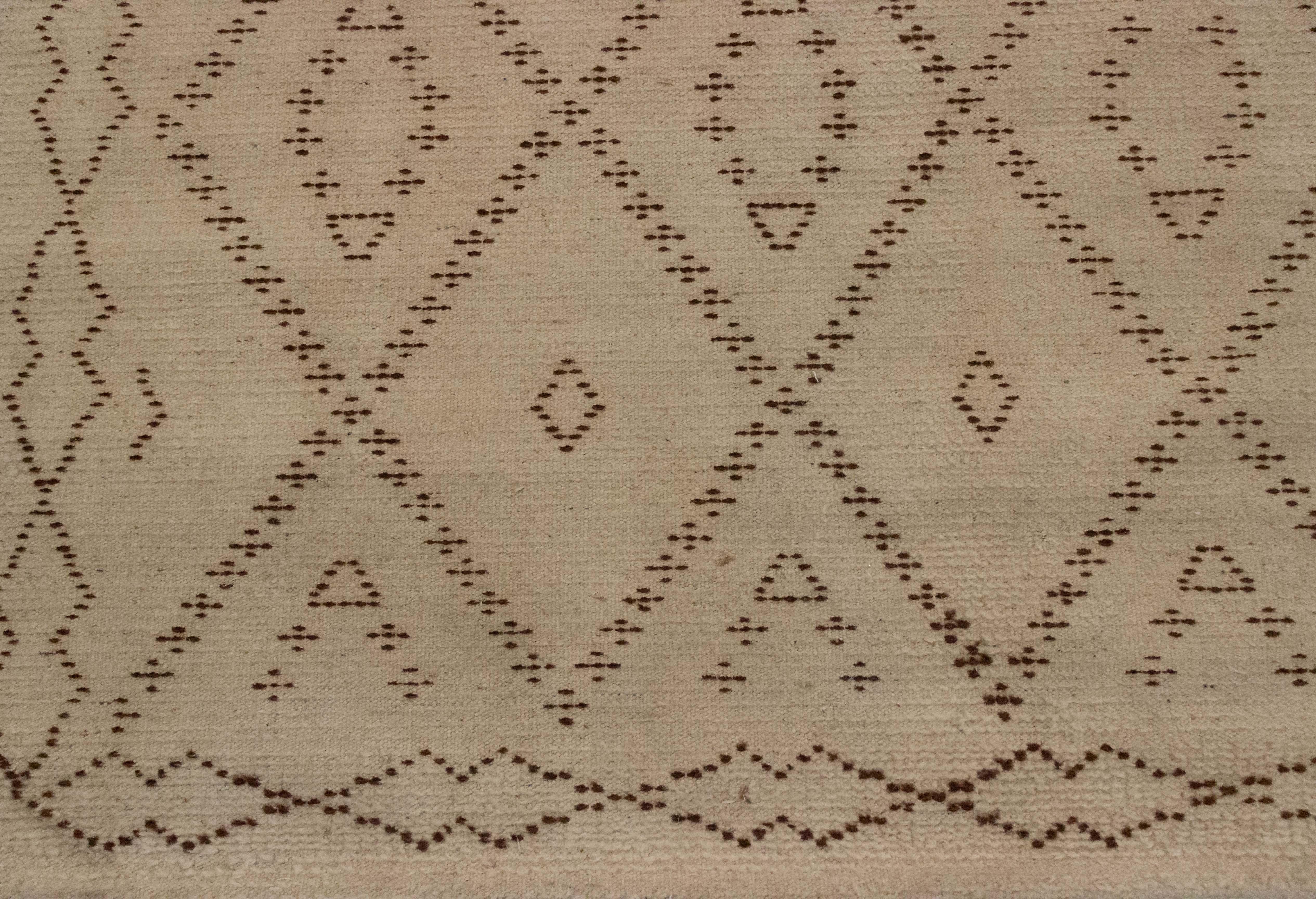 Contemporary area rug with a beige background and a brown Moroccan pattern (10 x 8').