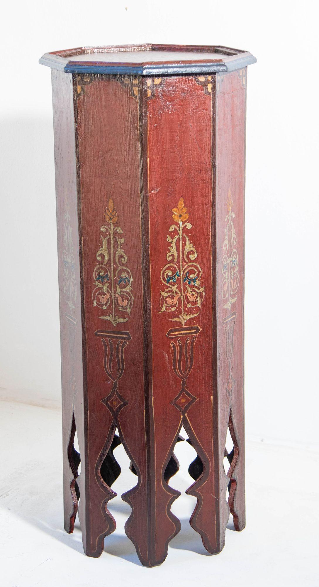 Mesa marroquí de pedestal de diseño morisco pintada a mano de forma octogonal Años 60 en venta 2