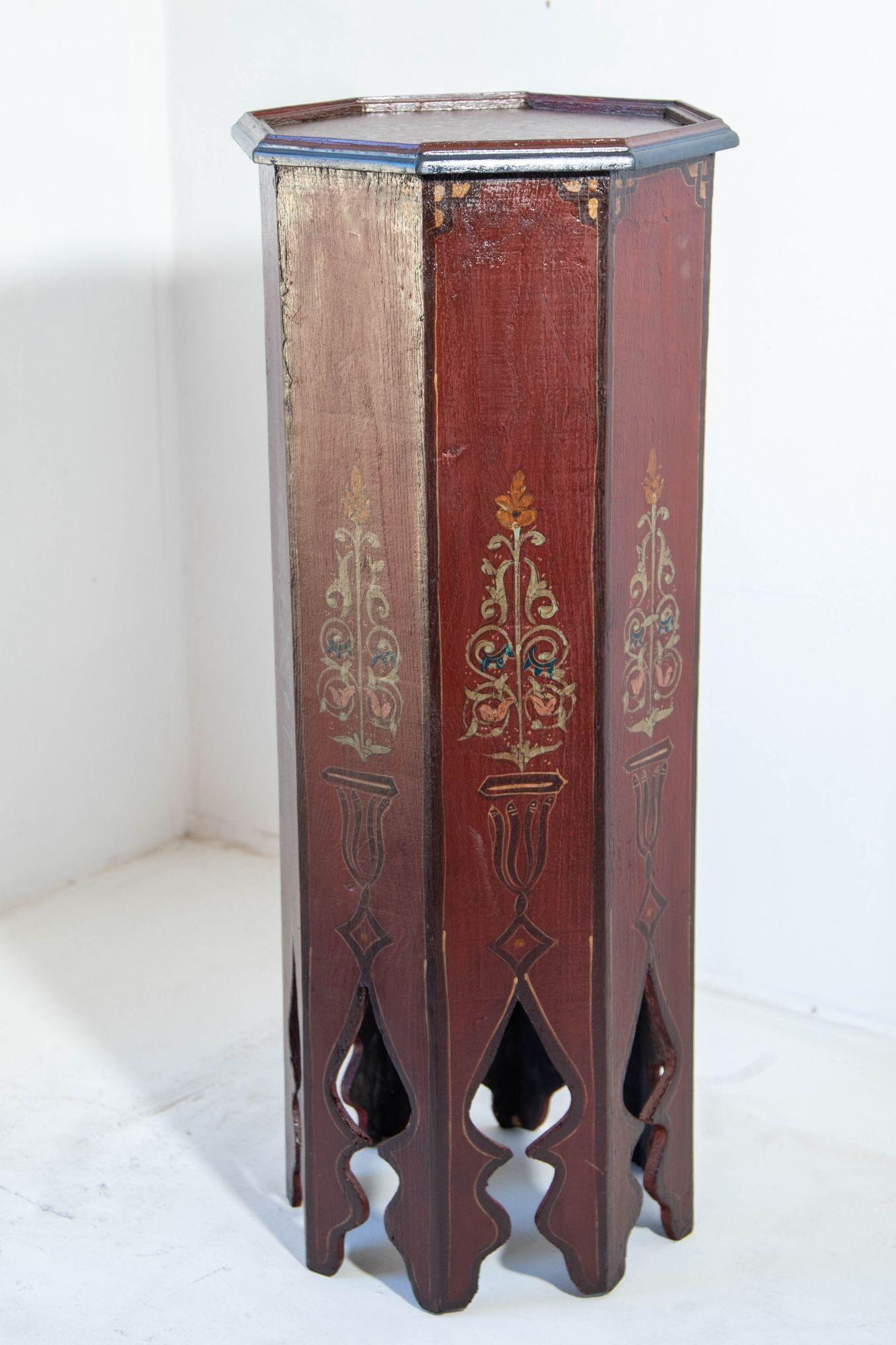 Mesa marroquí de pedestal de diseño morisco pintada a mano de forma octogonal Años 60 en venta 3