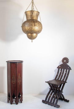 Tavolo con piedistallo marocchino in stile moresco dipinto a mano di forma ottagonale 1960s