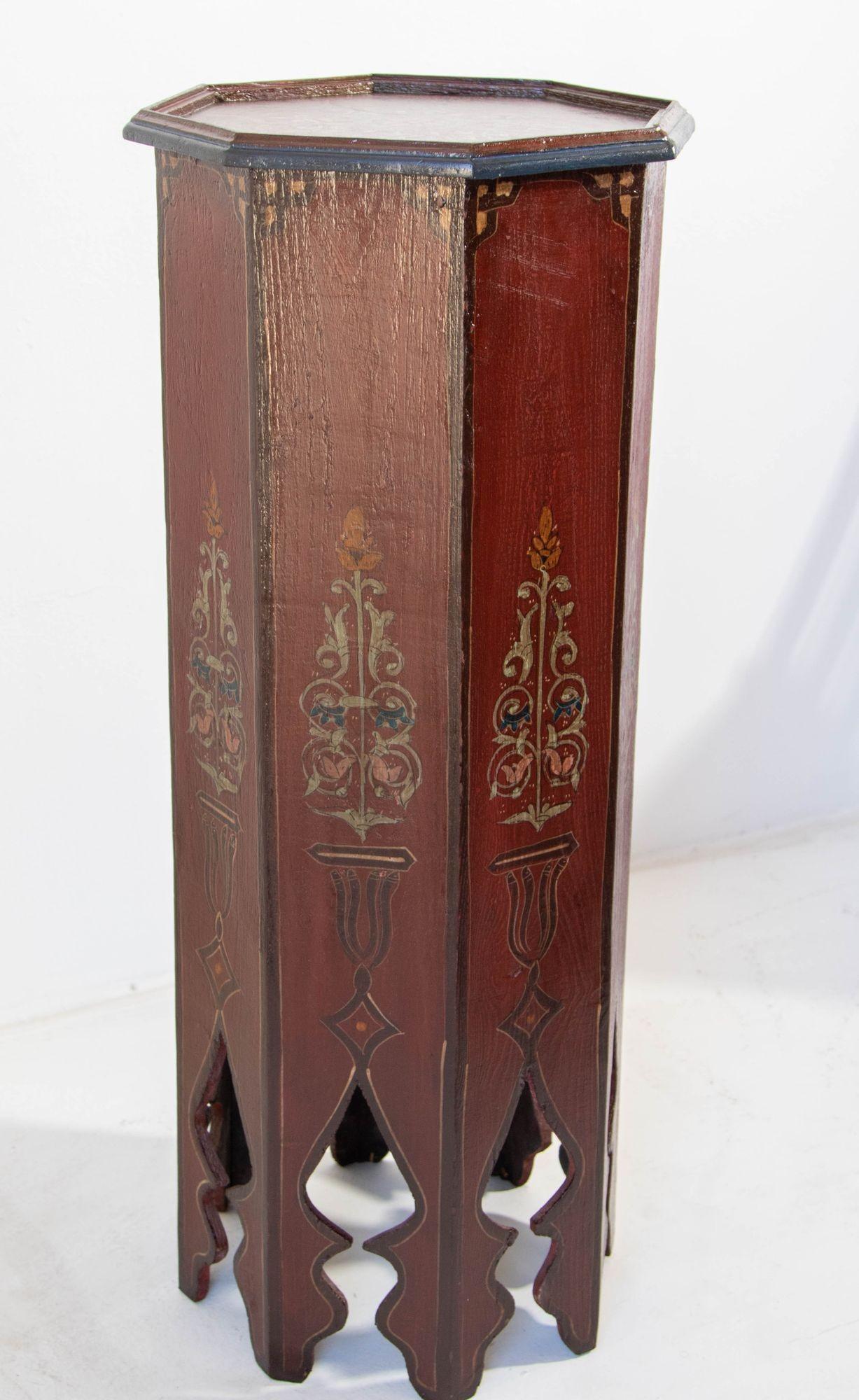 Mesa marroquí de pedestal de diseño morisco pintada a mano de forma octogonal Años 60 Arte popular en venta