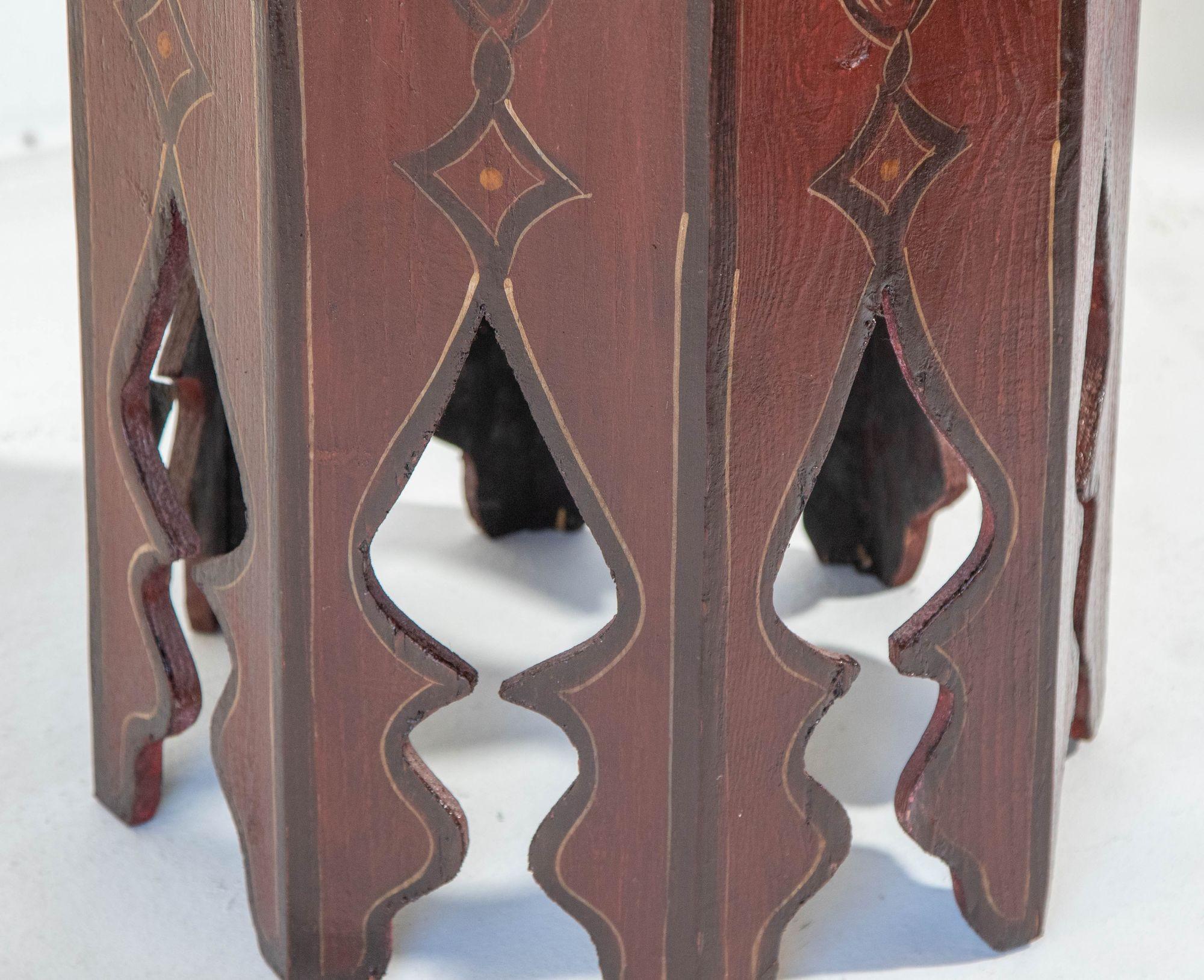 Mesa marroquí de pedestal de diseño morisco pintada a mano de forma octogonal Años 60 Marroquí en venta