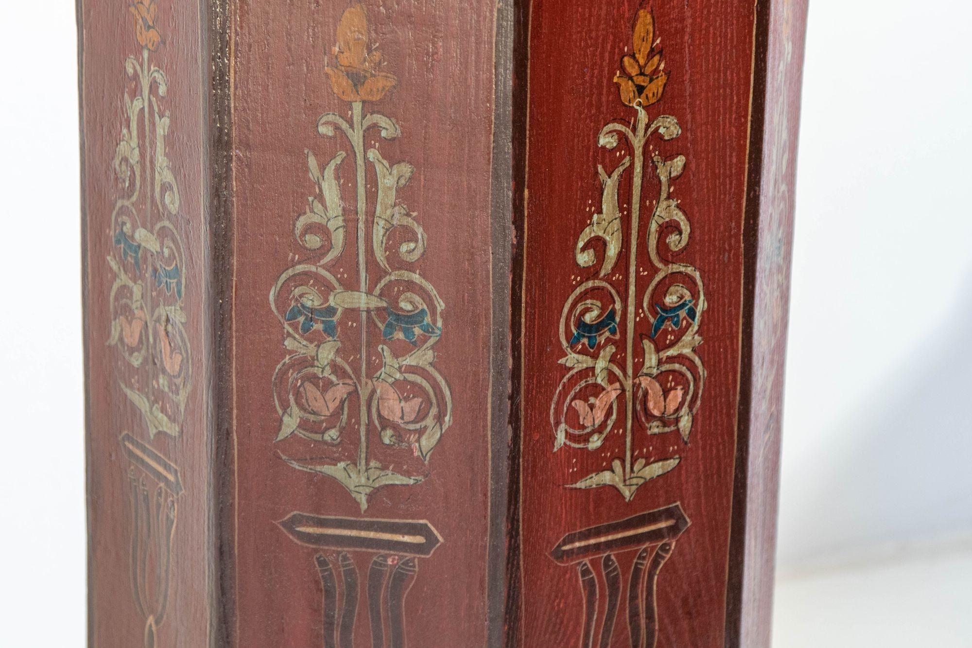 Mesa marroquí de pedestal de diseño morisco pintada a mano de forma octogonal Años 60 Hecho a mano en venta