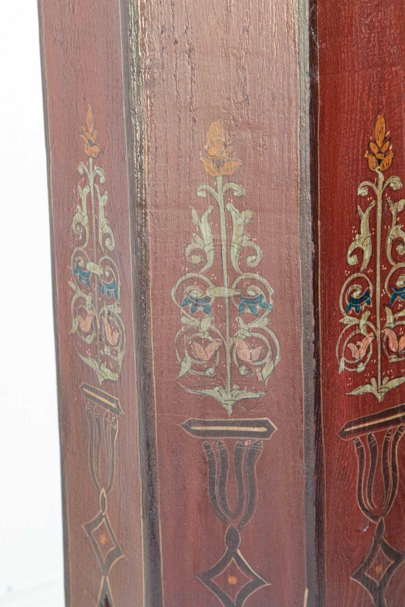 Mesa marroquí de pedestal de diseño morisco pintada a mano de forma octogonal Años 60 en Bueno estado para la venta en North Hollywood, CA