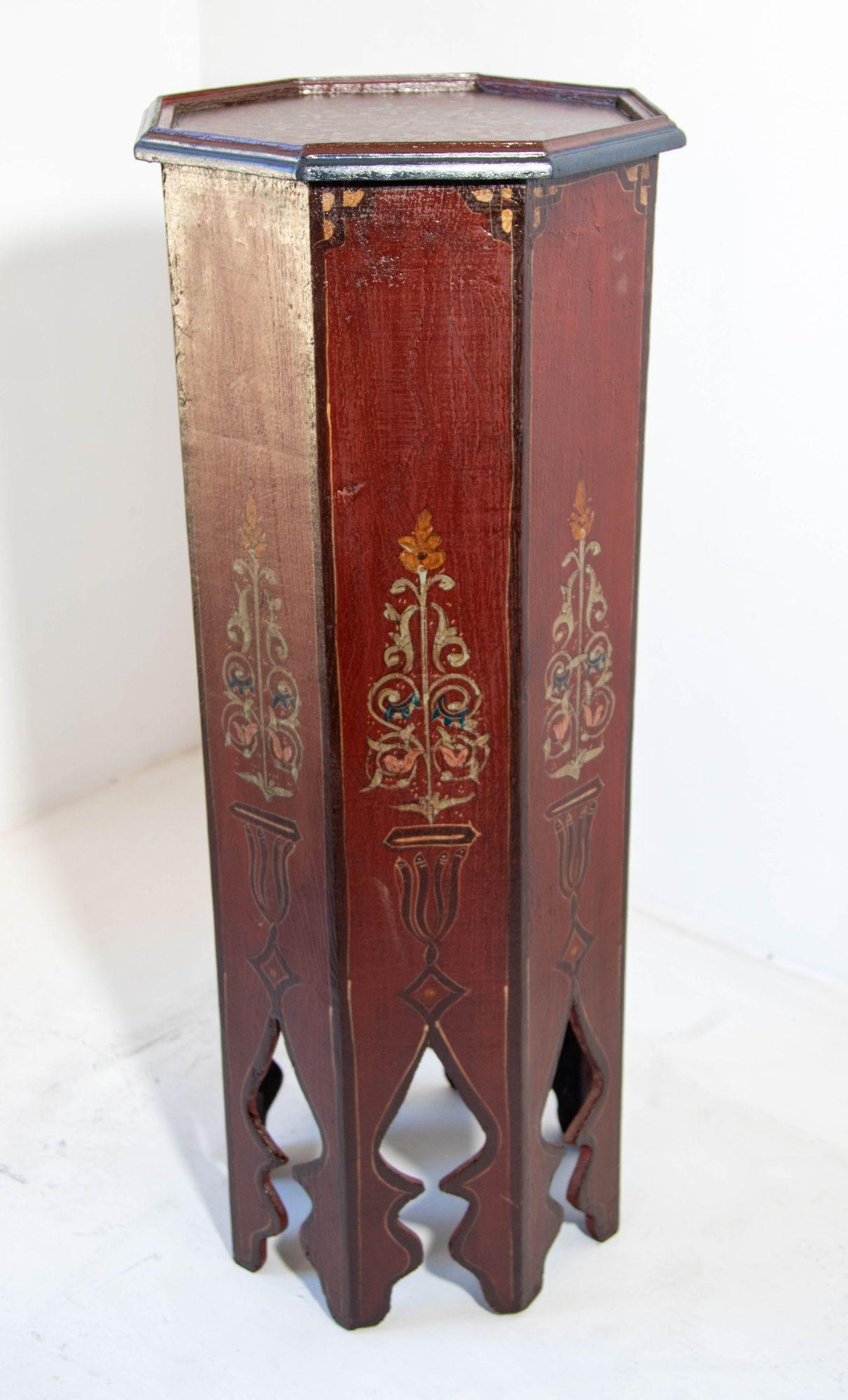 Mesa marroquí de pedestal de diseño morisco pintada a mano de forma octogonal Años 60 siglo XX en venta