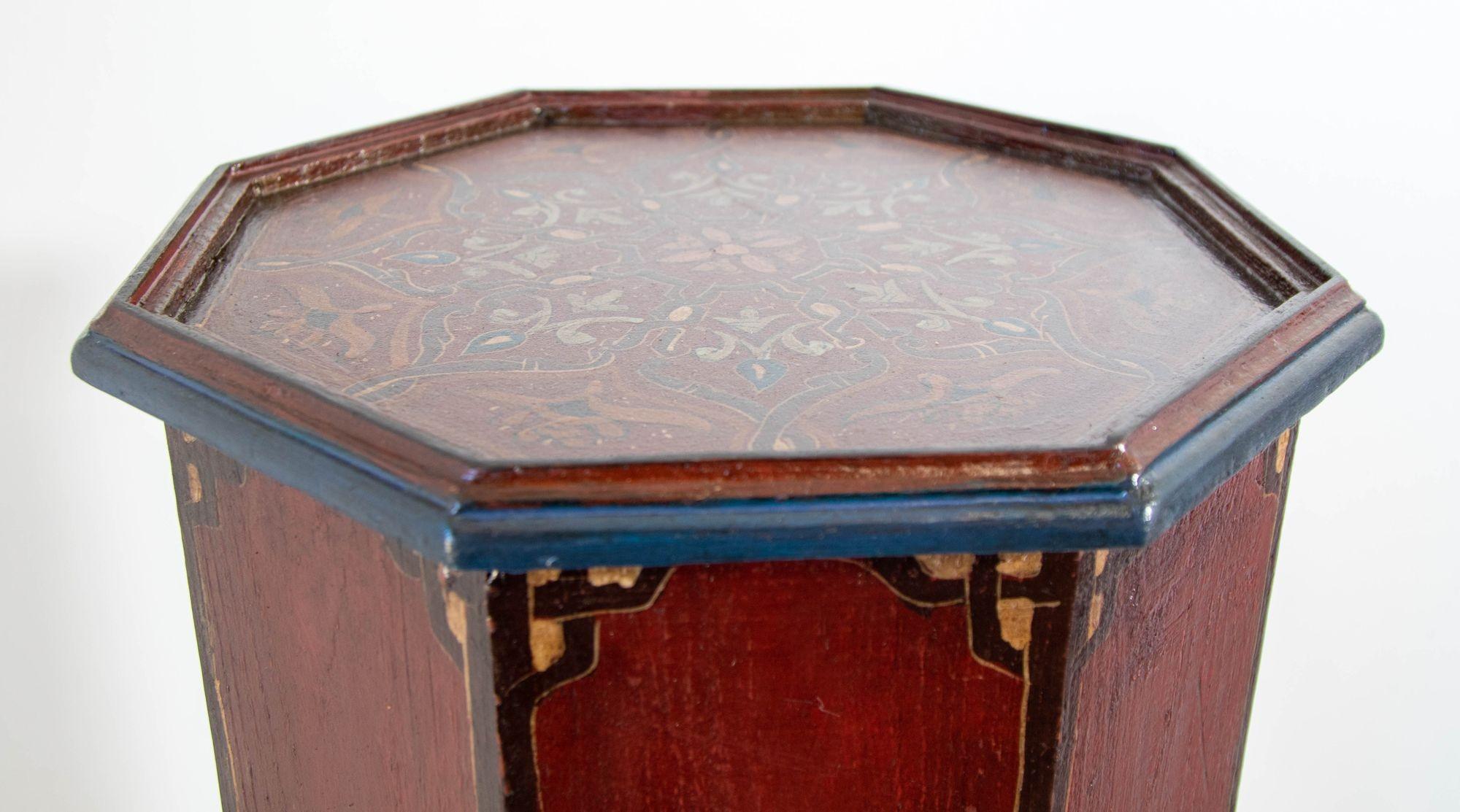 Mesa marroquí de pedestal de diseño morisco pintada a mano de forma octogonal Años 60 Madera en venta