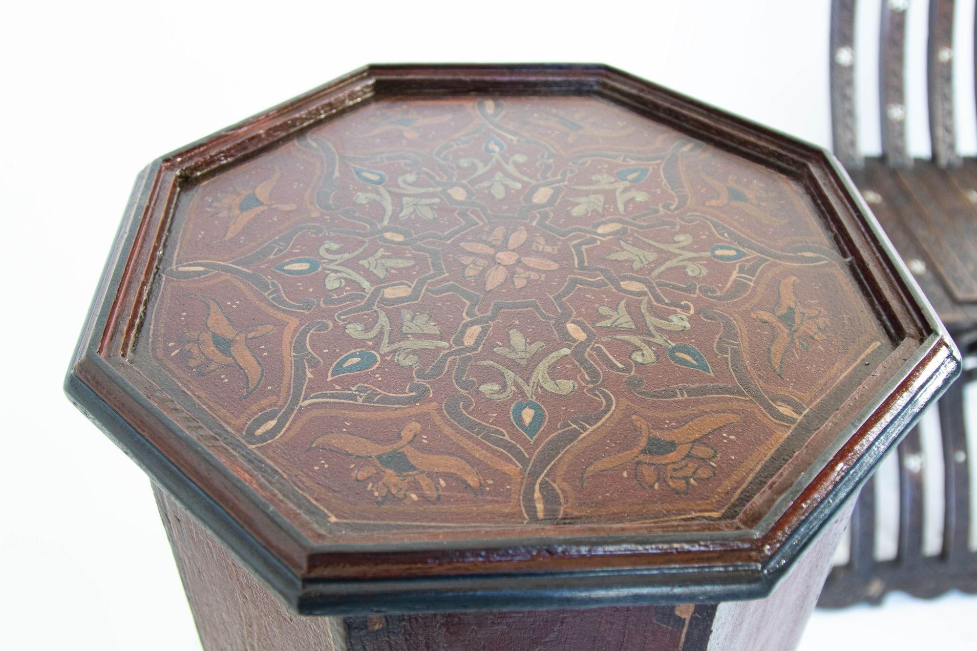 Mesa marroquí de pedestal de diseño morisco pintada a mano de forma octogonal Años 60 en venta 1