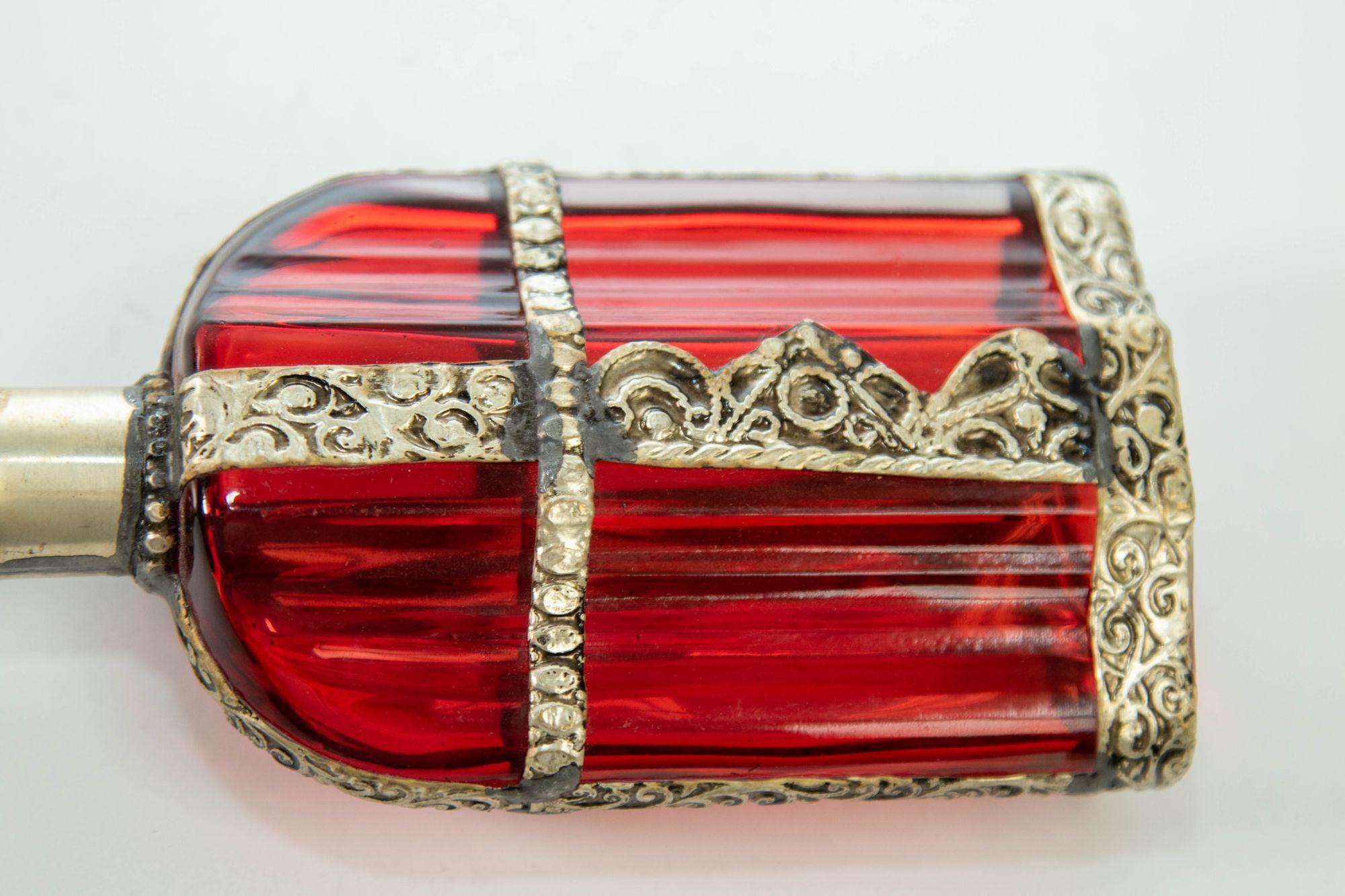 Flacon de flacon de parfum marocain avec superposition de métal embossé et verre rouge en vente 1